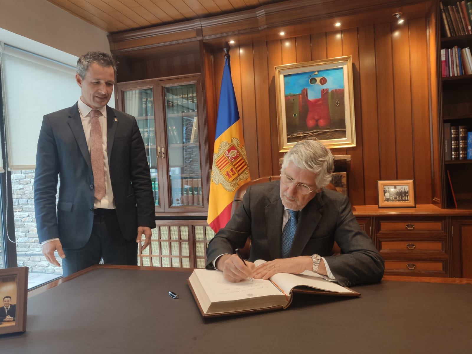 Mira-Gomes signa el llibre d'honor del comú sota la mirada de David Astrié.