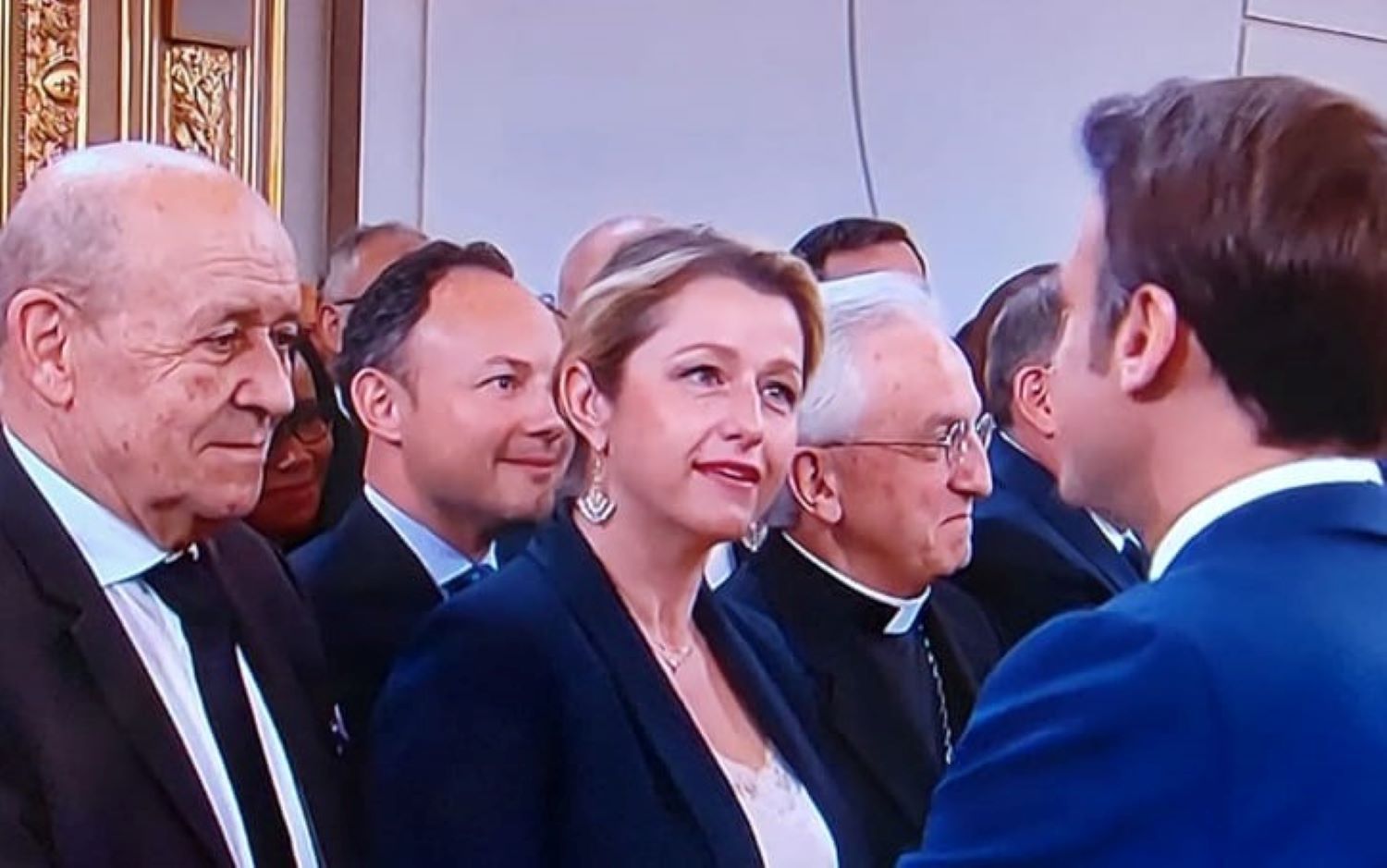 Macron saluda alguns dels convidats a l'acte, entre els quals Xavier Espot.