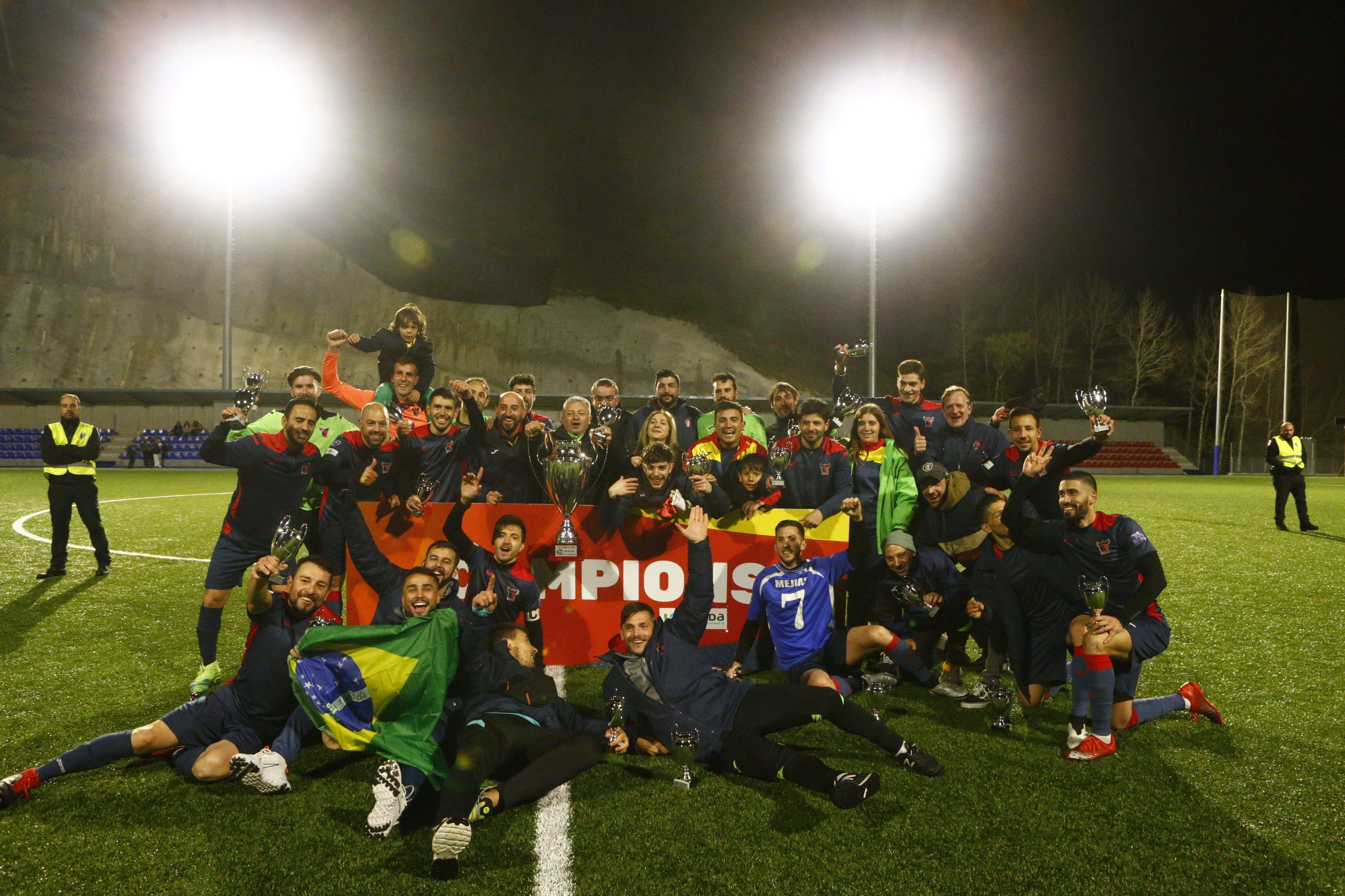 La Penya Encarnada celebra el campionat de la Lliga Unida i l'ascens.
