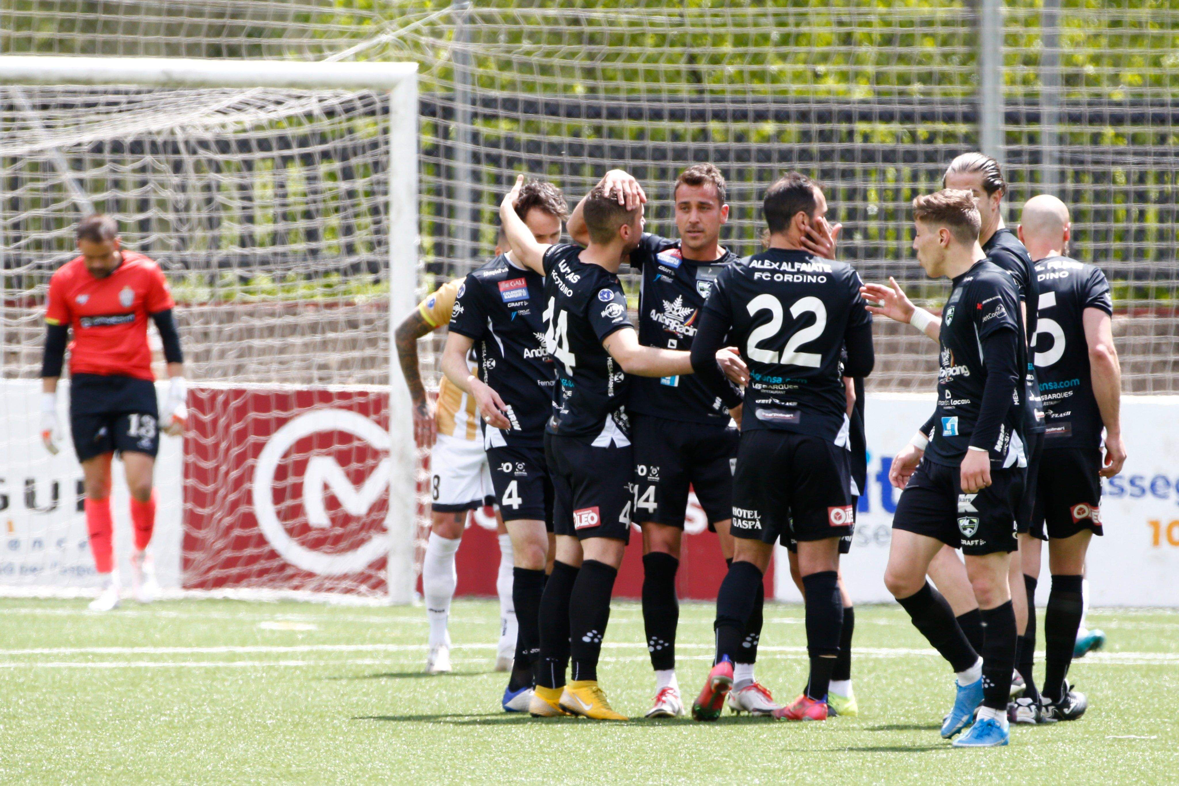 Jugadors de l'Ordino celebren un dels dos gols que els garanteixen la permanència.