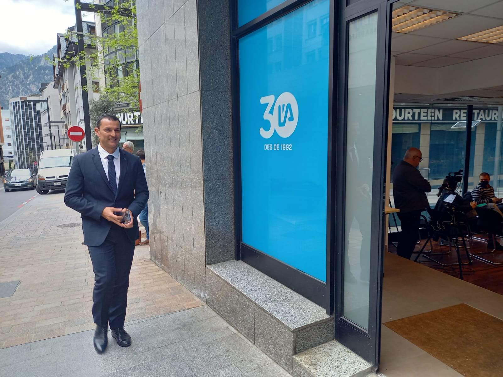 Gallardo arribant a la seu de Liberals on han fet l'anunci de no presentar-se a les primàries.