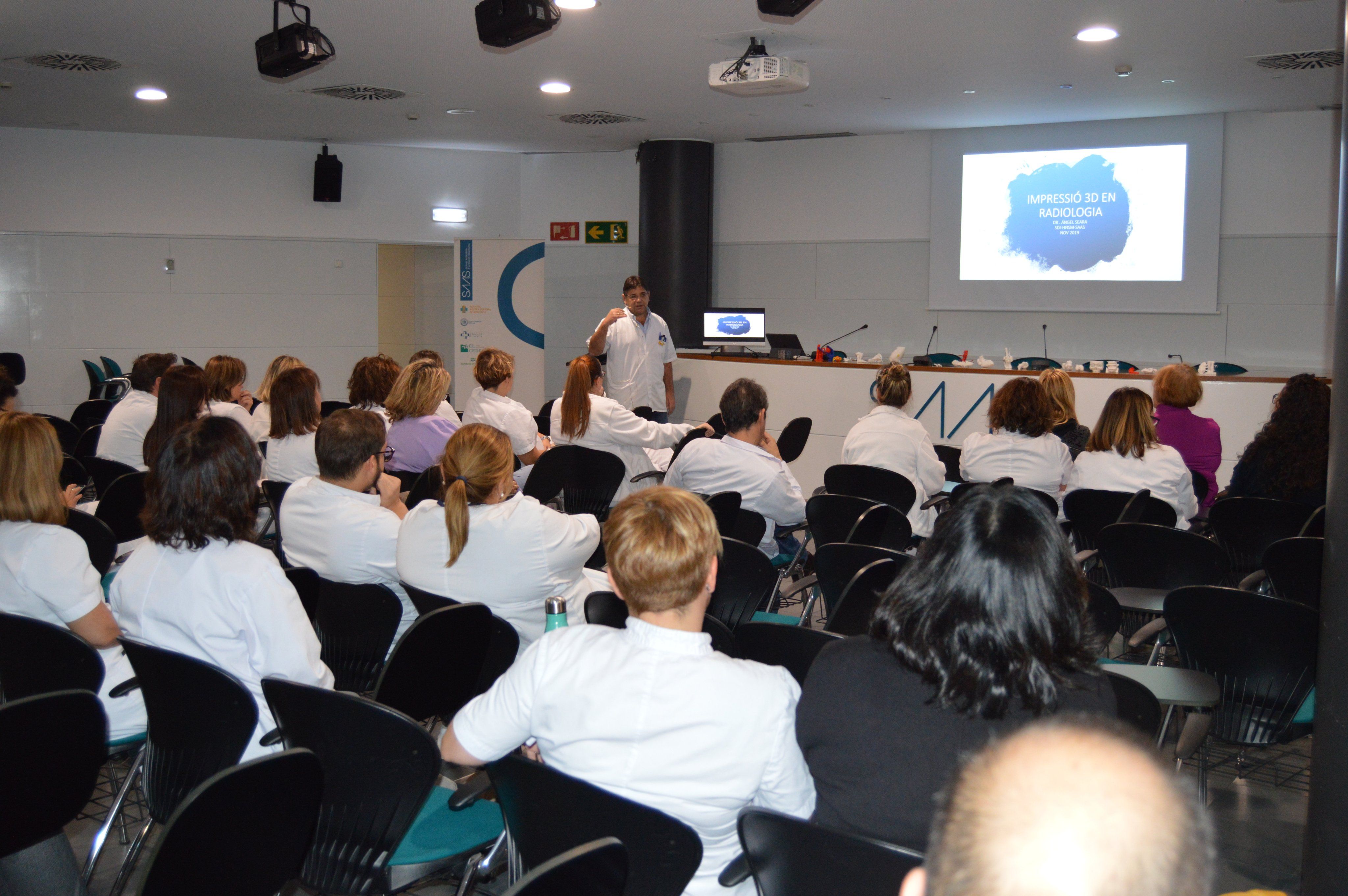 Ángel Seara protagonitzant una sessió clínica per a altres companys del SAAS. Ángel Seara protagonitzant una sessió clínica per a altres companys del SAAS.