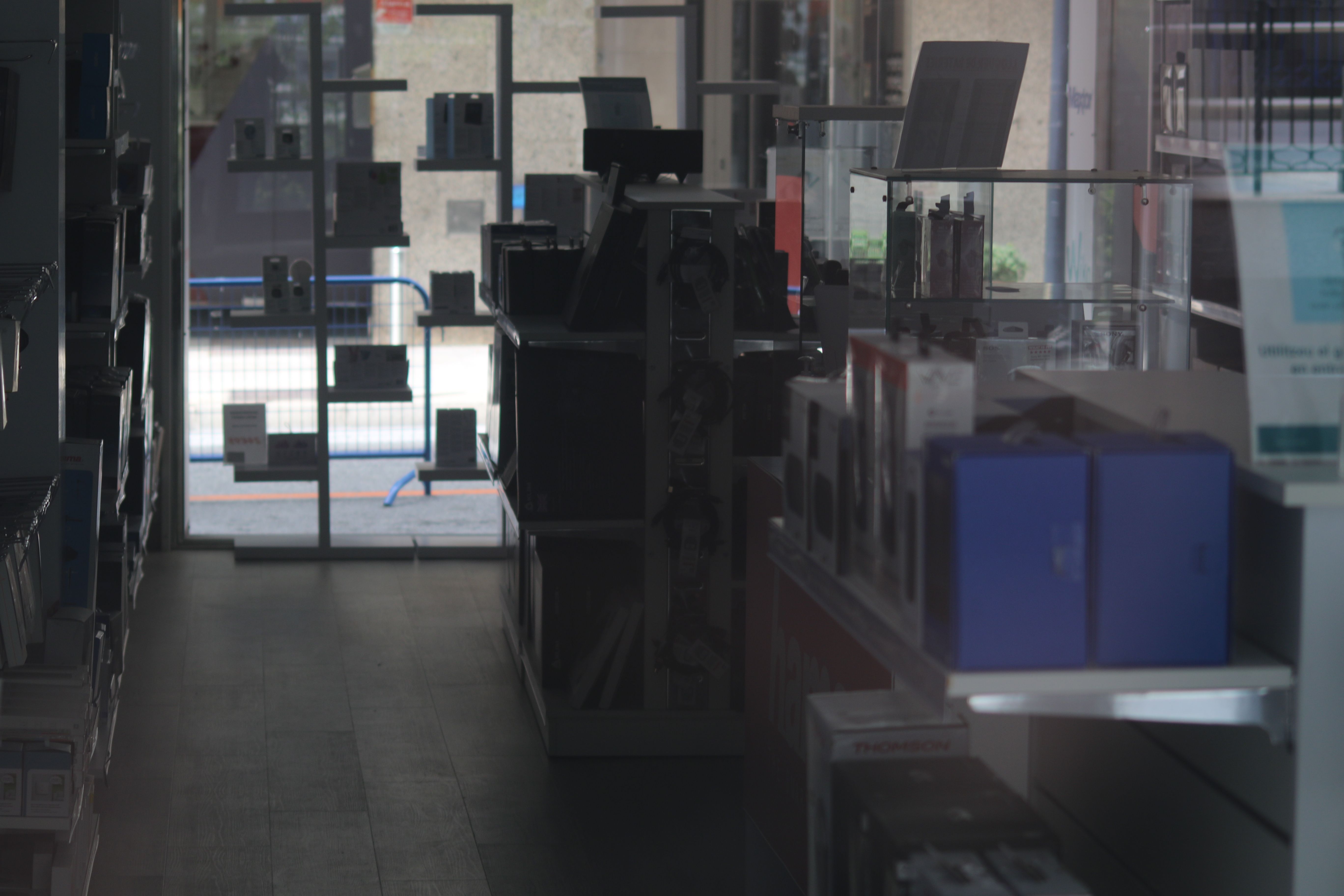 Interior del darrer establiment robat vist des del cantó del passeig del riu.