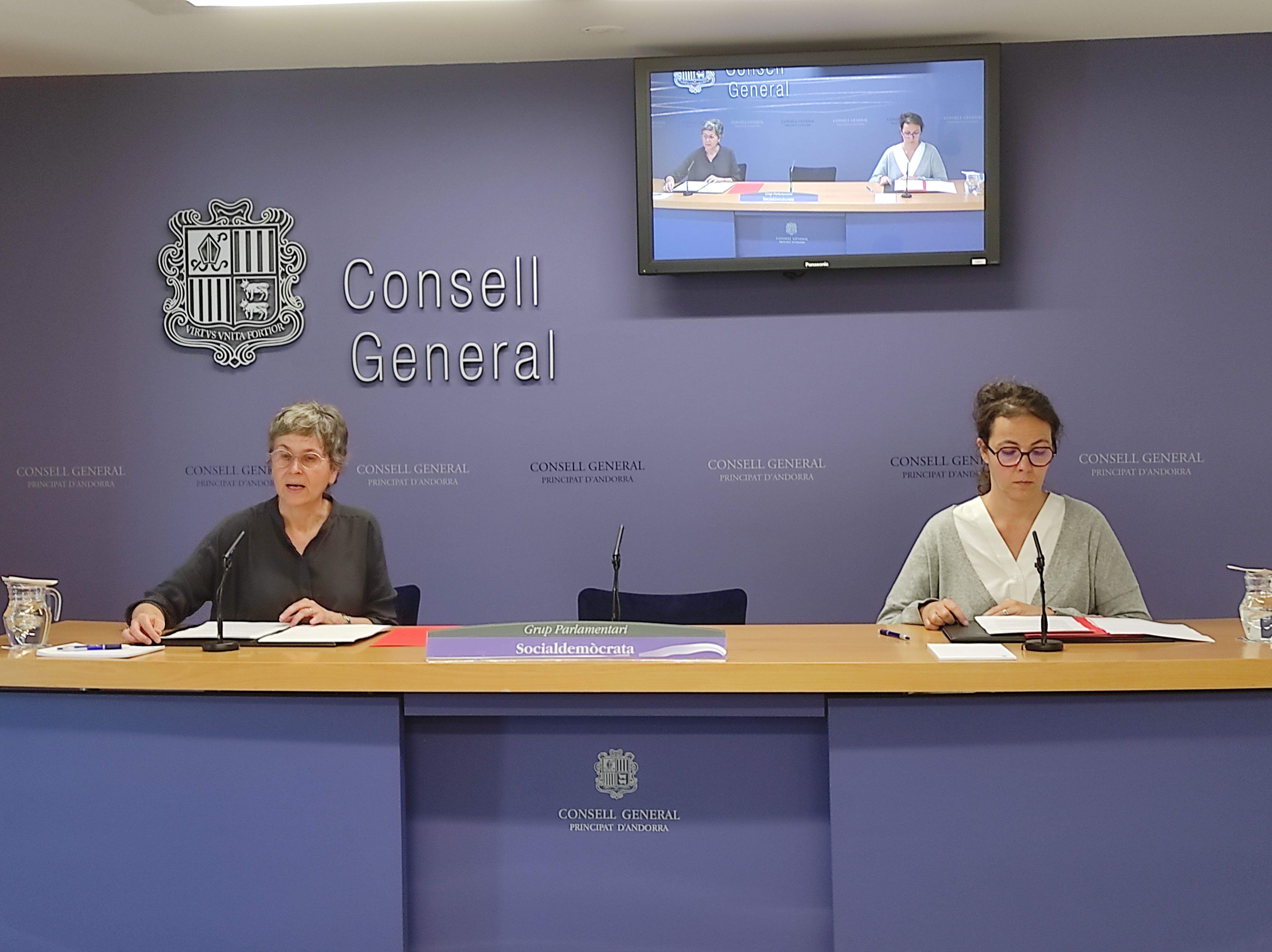 Susanna Vela i Judith Salazar durant la presentació de la proposició.