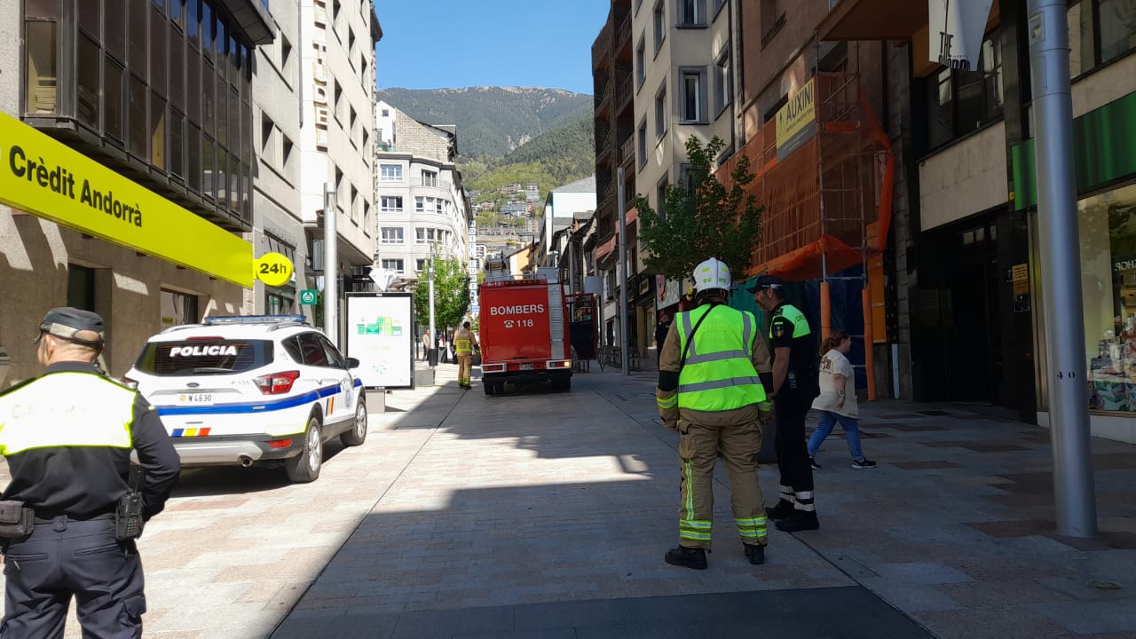Efectius de bombers treballant en la zona de l'incendi.