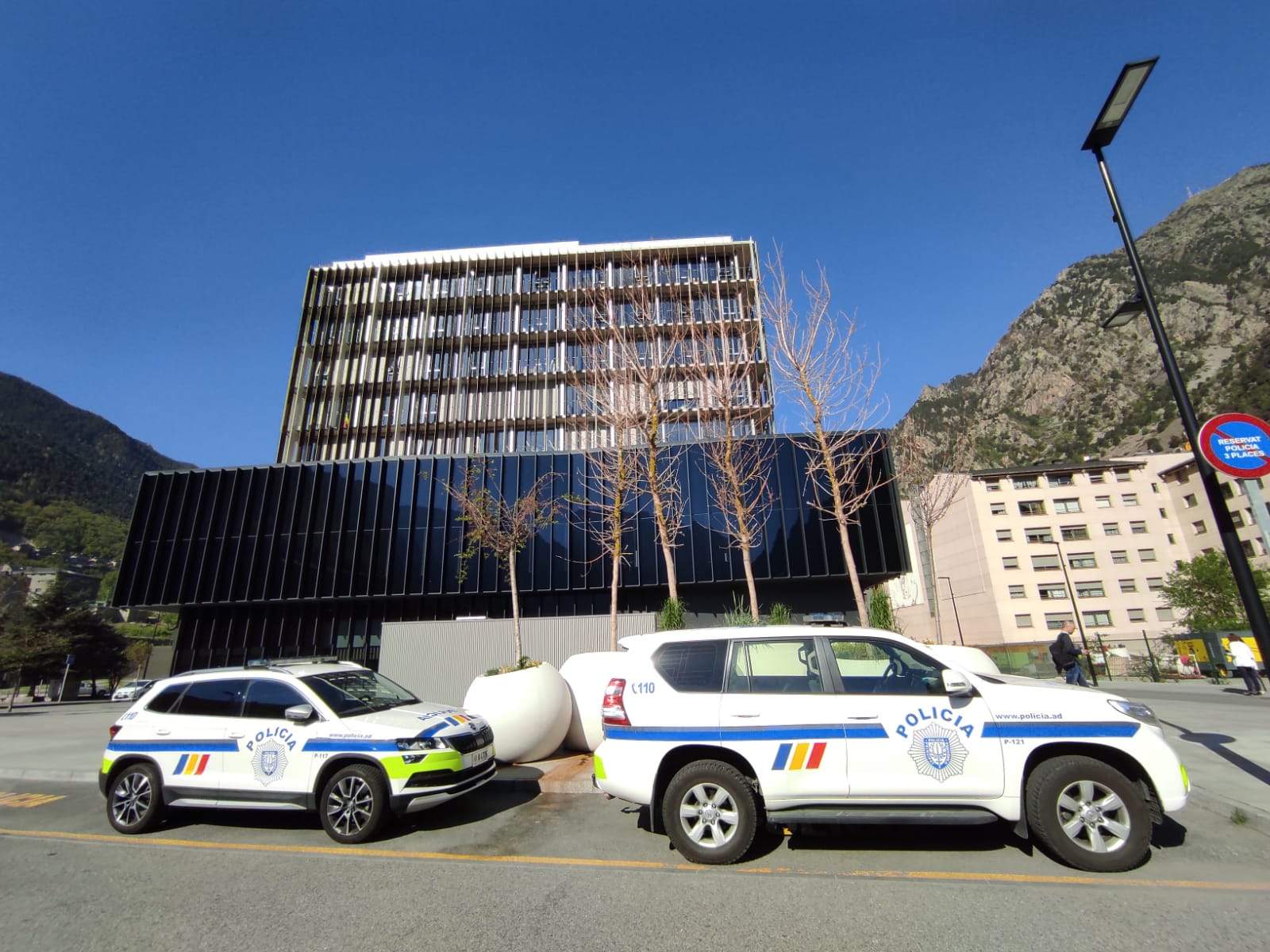Dos cotxes de policia davant la seu judicial.