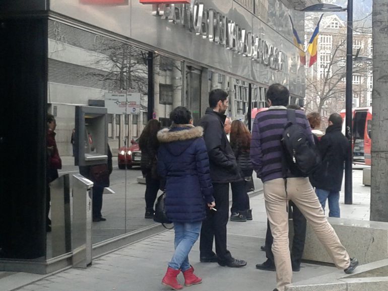 Una setantena d\'estalviadors denuncien l\'INAF a la Batllia per les mesures restrictives preses a BPA