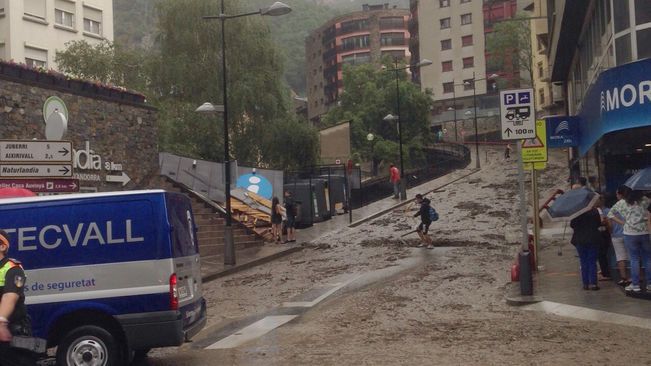 La pluja desborda el torrent d\'Aixirivall i obliga a tallar la carretera de la Rabassa