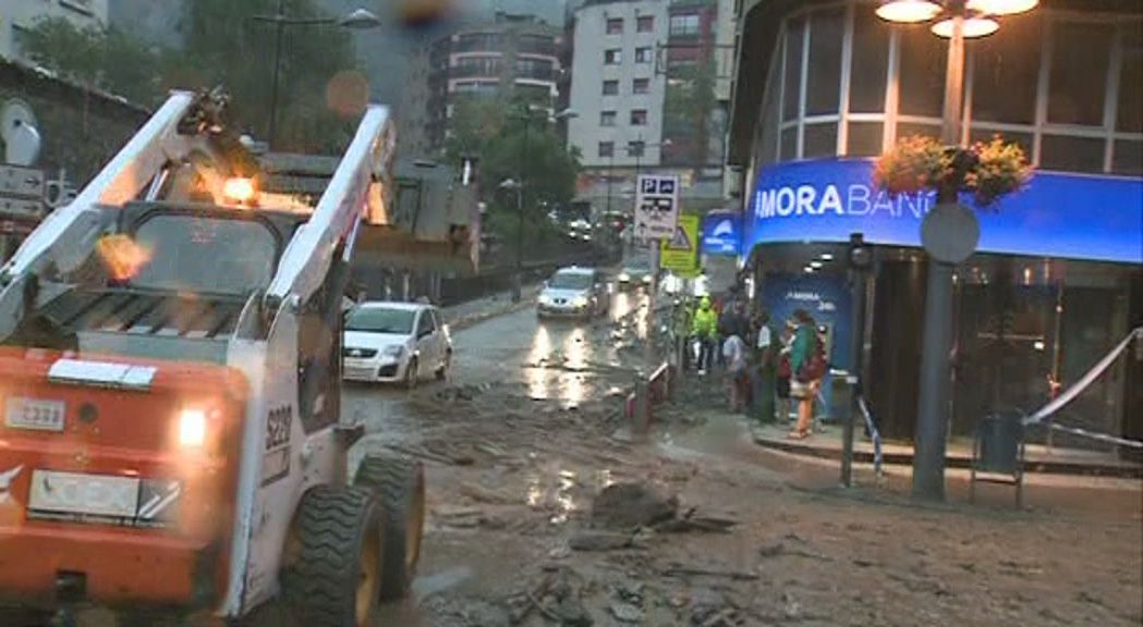 Els combois evacuen la gent atrapada a causa del desbordament del riu