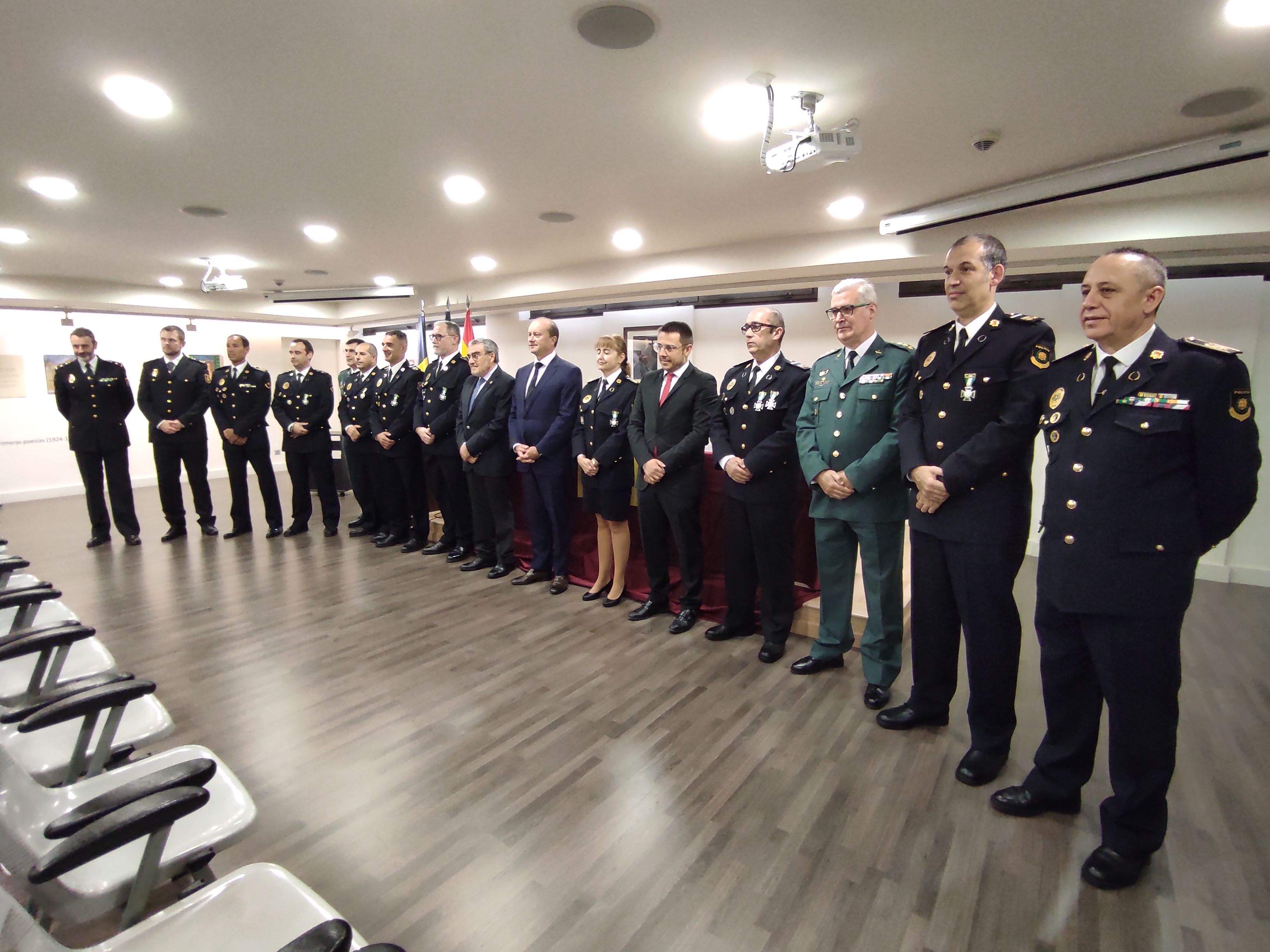 Els condecorats amb les autoritats presents a l'ambaixada.