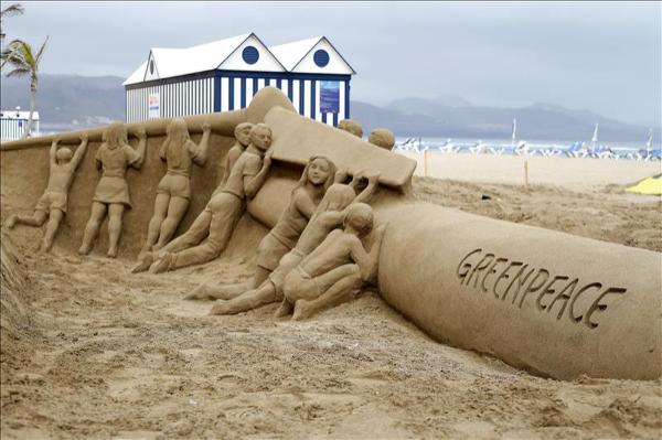 Greenpeace crea una escultura de arena para pedir una Canarias 100 por ciento renovable