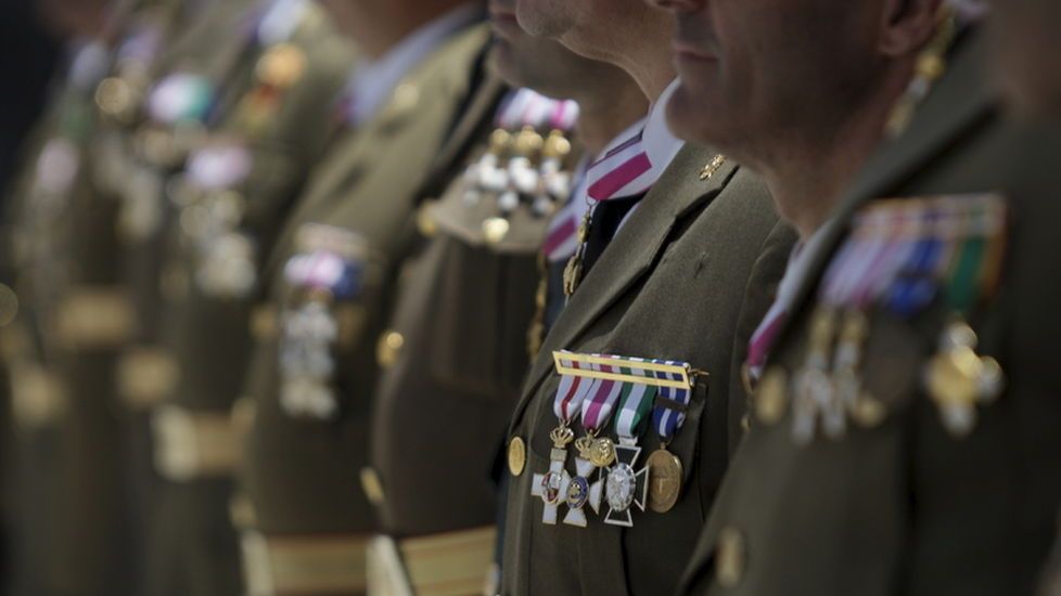 Orden a mandos del Ejército de ir armados fuera del cuartel y sin vestir el uniforme