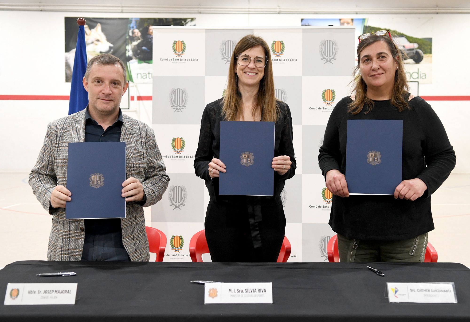El Comú de Sant Julià de Lòria, el Govern i la federació de patinatge amb el conveni firmat.