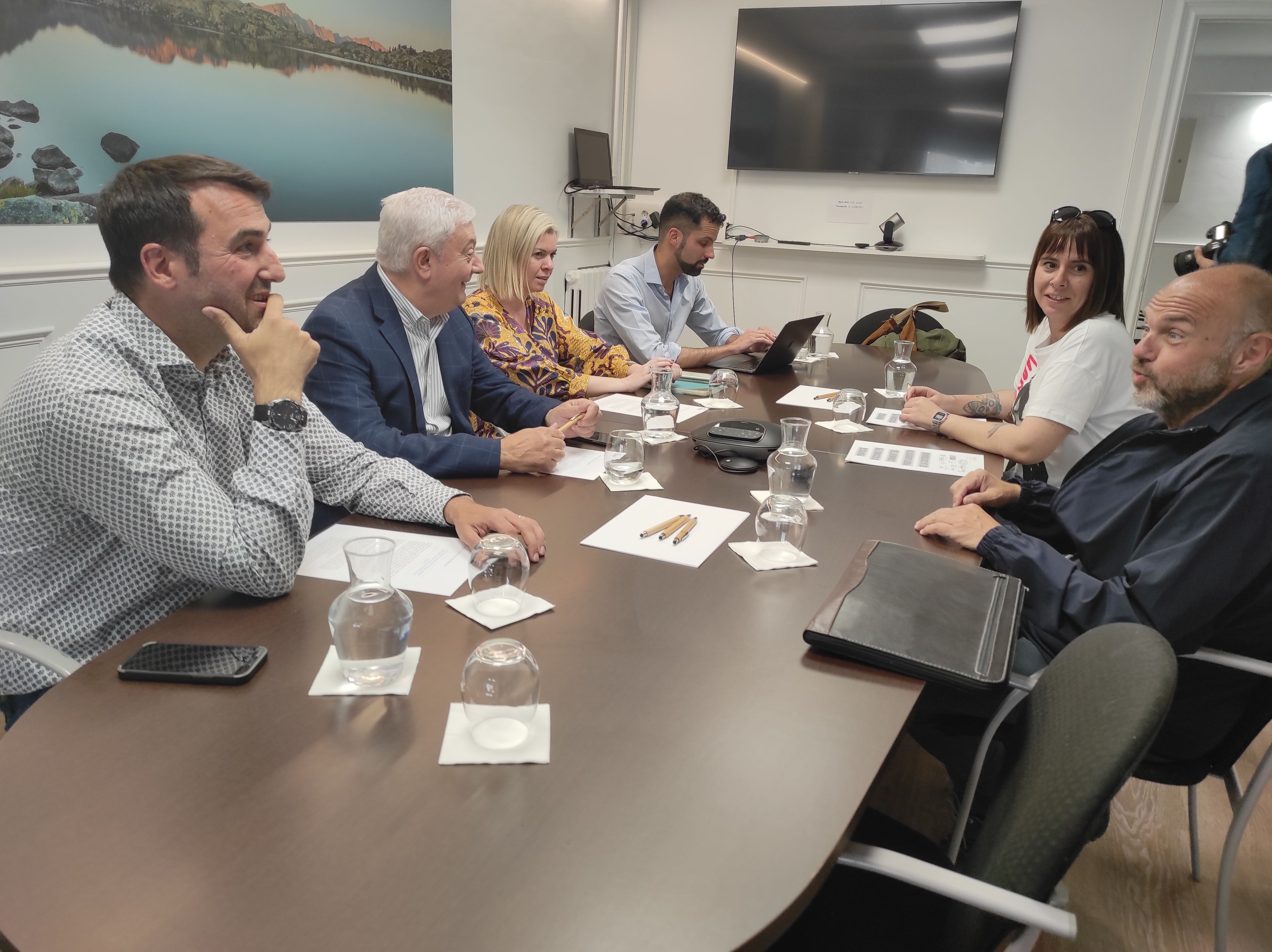 Un instant de la reunió entre CEA i sindicats.