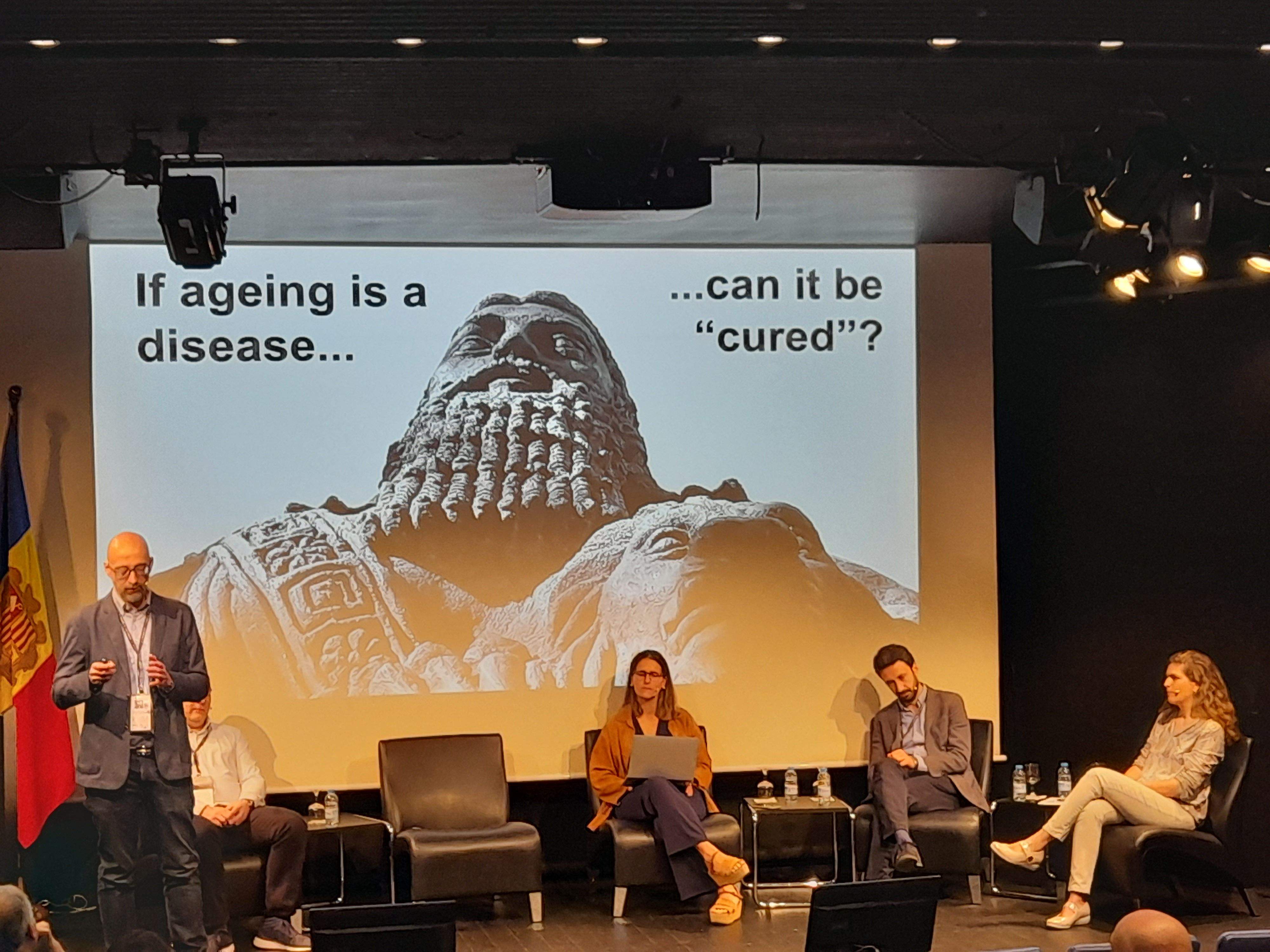 El professor Salvador Macip en la seva conferència.