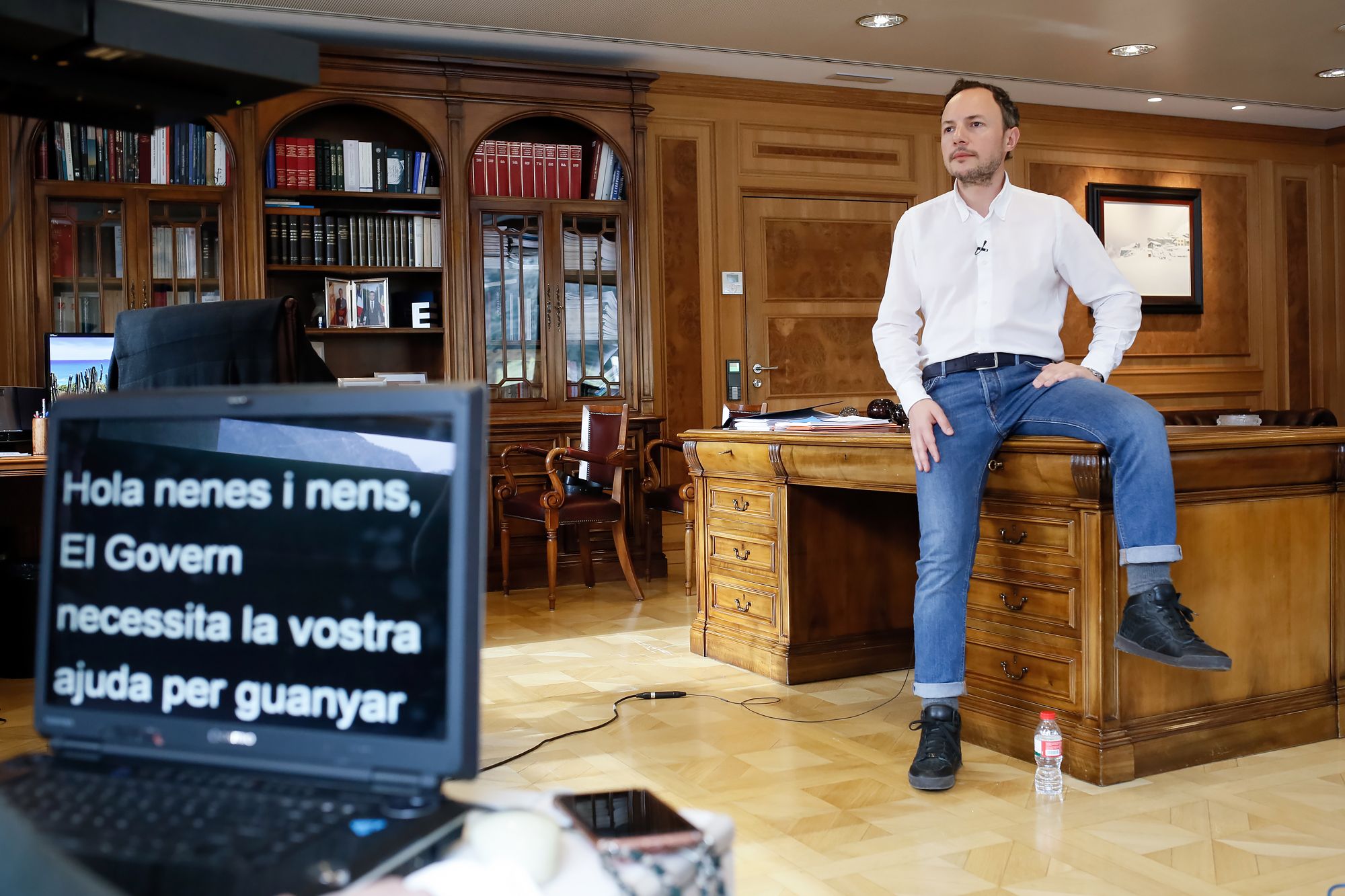 Xavier Espot durant la gravació d'un missatge institucional per a la televisió.