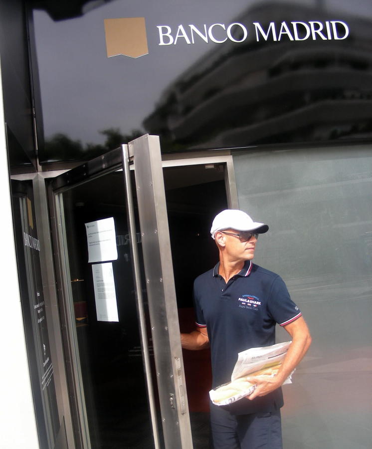 Un agente de Banco Madrid okupa la oficina en Marbella y denuncia al administrador. Noticias de España