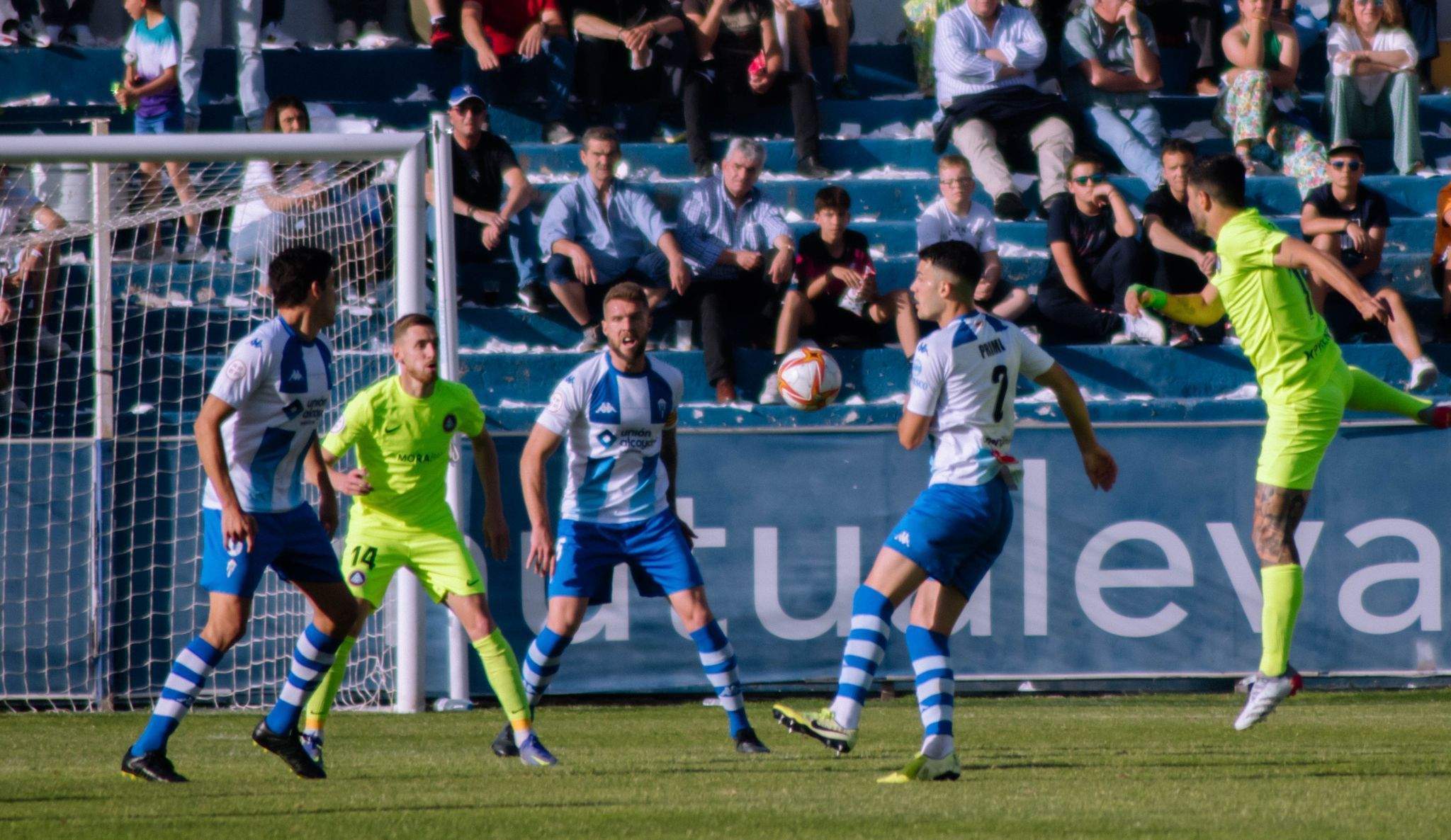 Un instant del partit entre Alcoià i Andorra, que ha estat molt disputat.