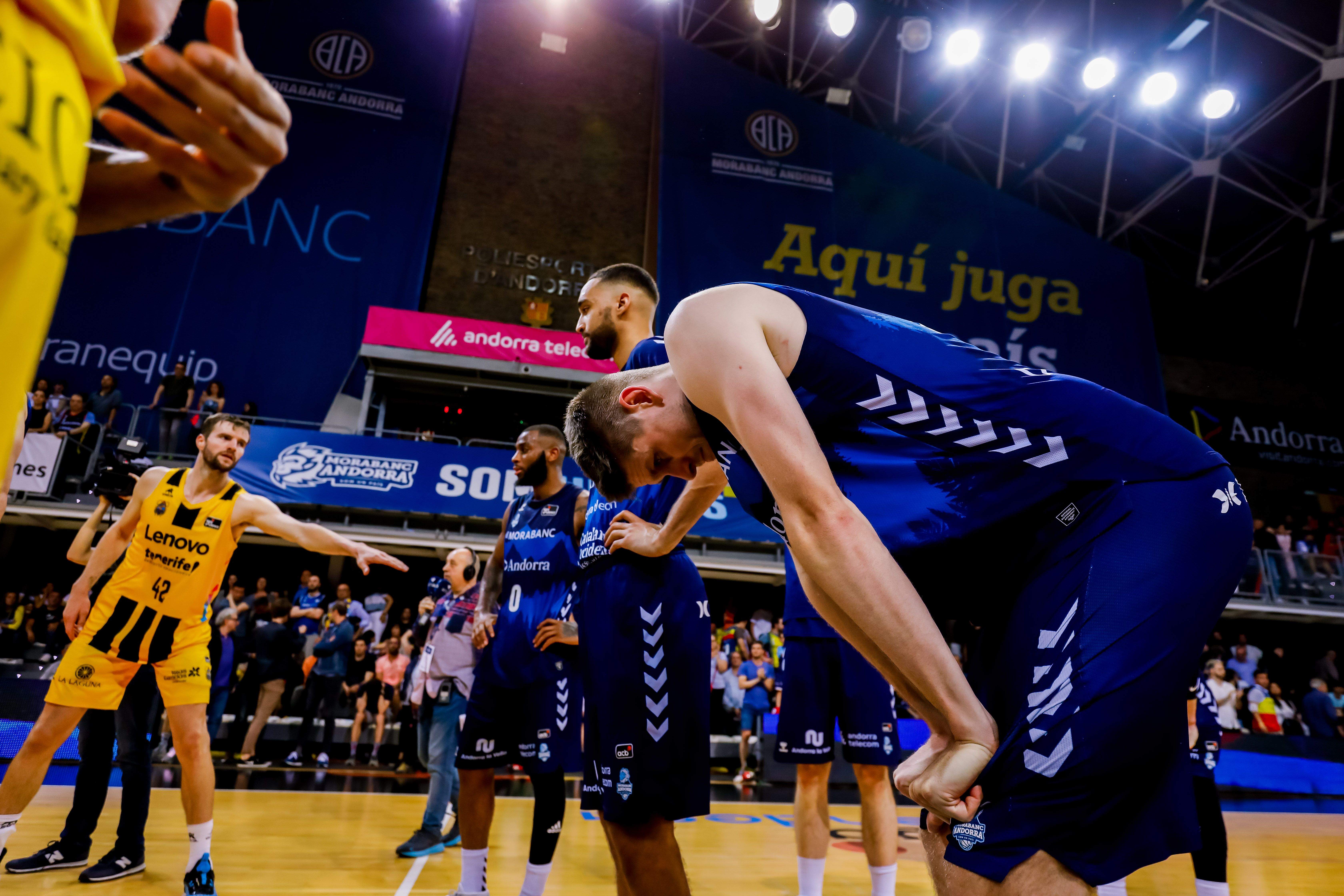 La decepció dels jugadors andorrans després de la derrota i del descens. La decepció dels jugadors andorrans després de la derrota i del descens.
