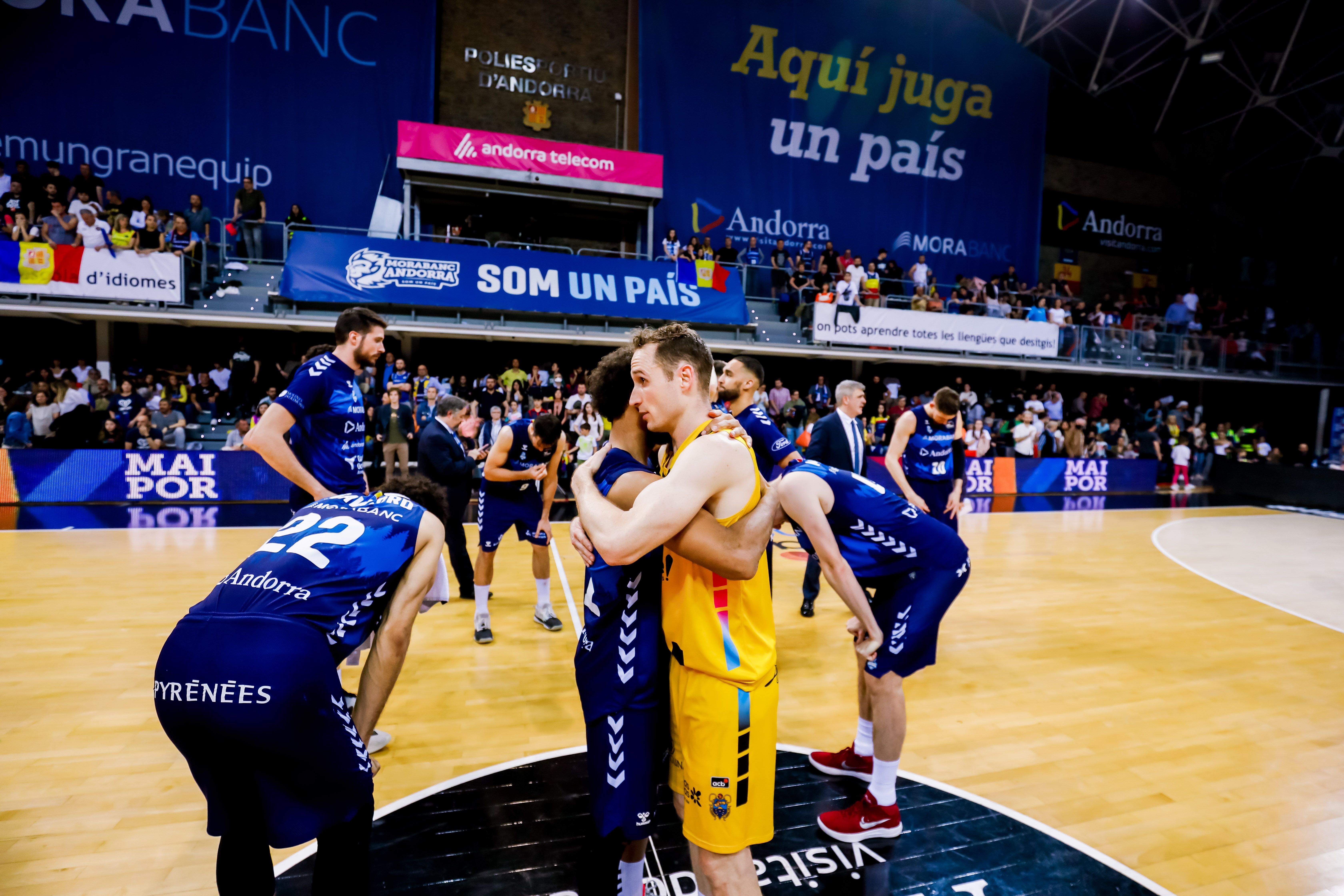 Marcelinho Huertas s'abraça amb Clevin Hannah al final del partit.