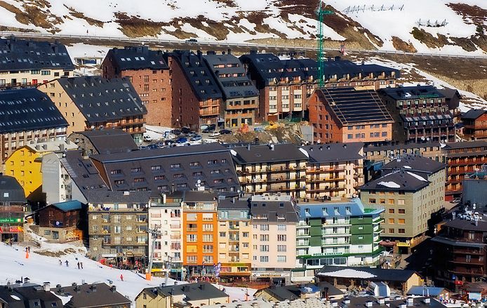 En llibertat els dos joves que van empentar un turista i va picar de cap al terra al Pas