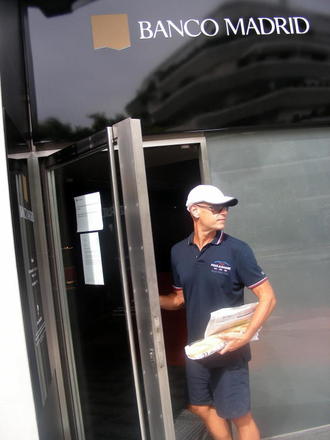 Cortan el agua al okupa de la sucursal de Banco Madrid en Marbella. Noticias de Andalucía