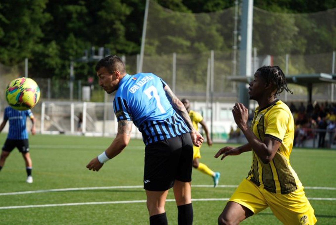 Genís Soldevila rebutja una pilota de cap en el partit contra la Unió Esportiva Santa Coloma d'aquest diumenge.