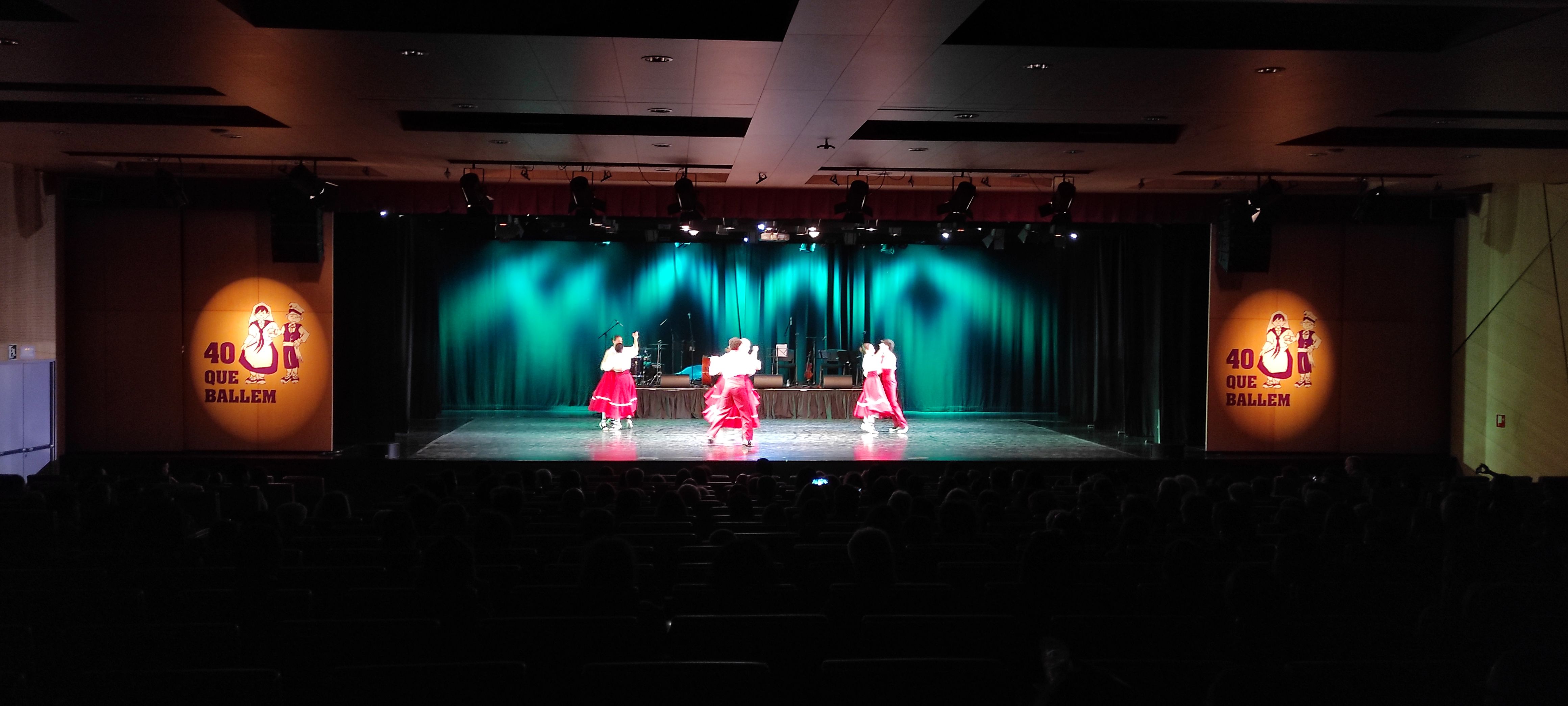 Un moment de l'actuació de l'esbart juvenil.