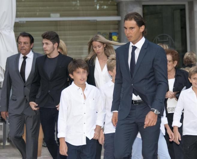 Rafa Nadal asiste con familiares y amigos al funeral de su abuelo
