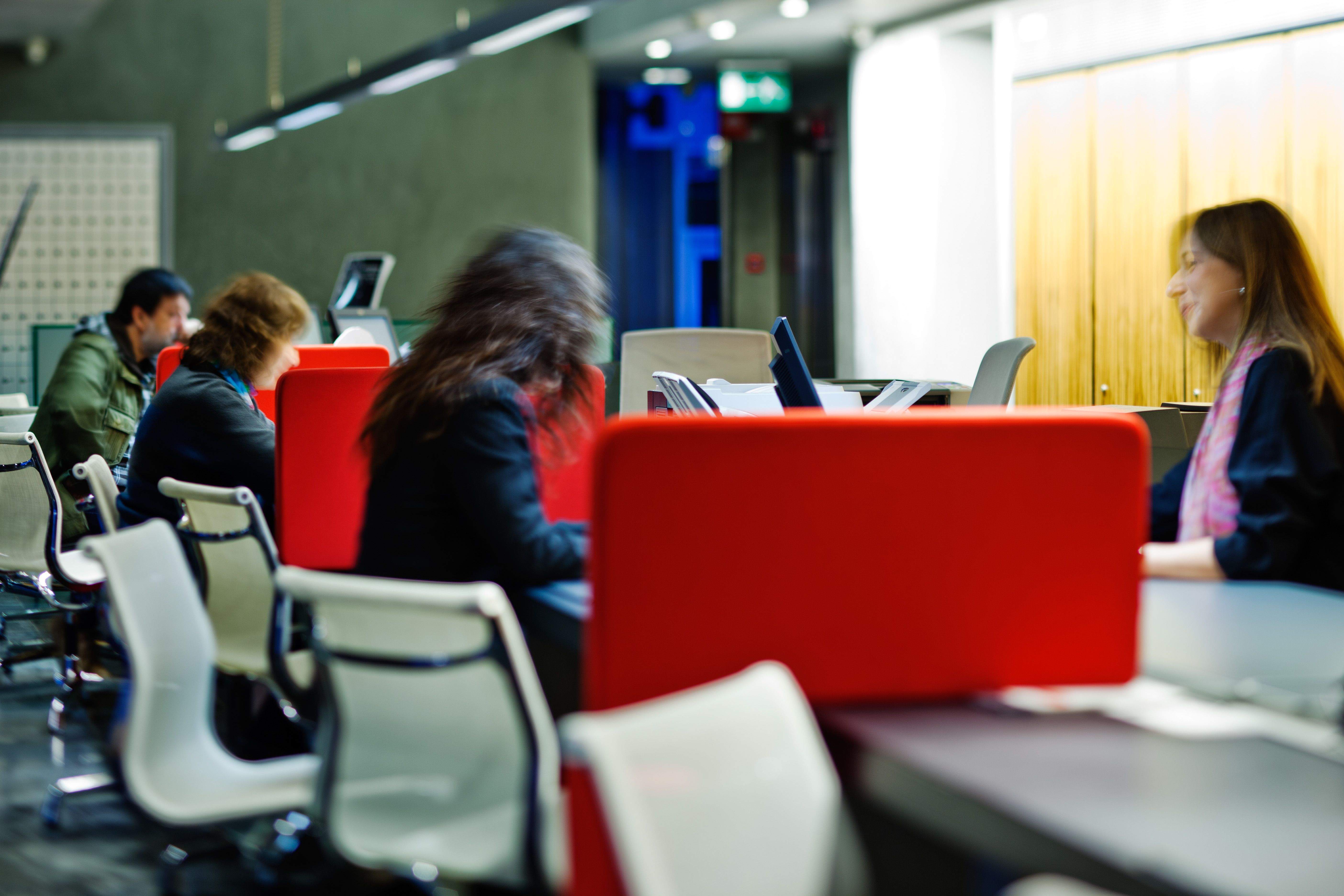 L\'AREB maniobra per mirar d\'aturar la sagnia de baixes entre el personal de BPA