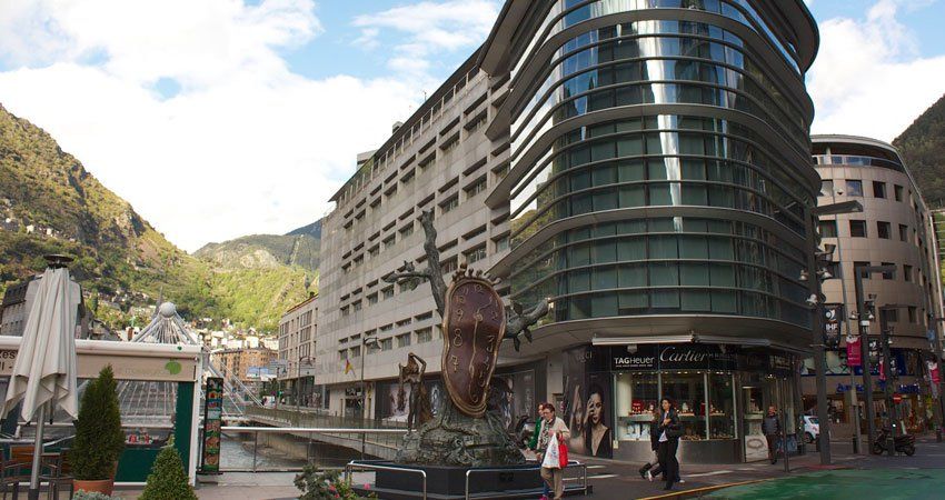 Las peligrosas relaciones del jefe de la inteligencia financiera andorrana y la mafia holandesa