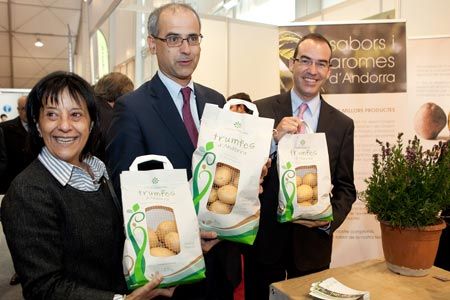 \'Setge\' a la ministra, \'caramels\' per al conseller