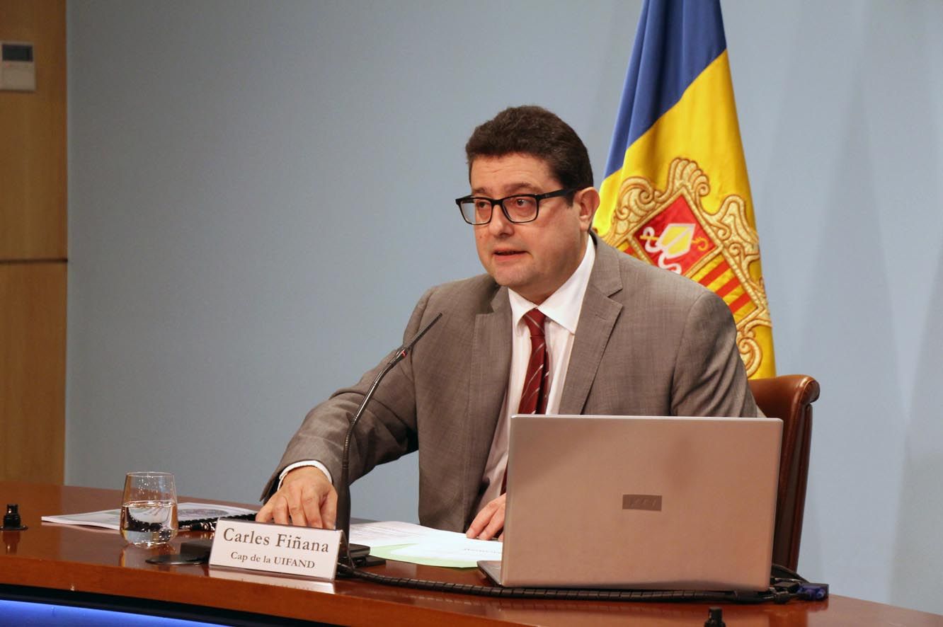 Fiñana assegura que investiga molt més però no diu ni piu de BPA