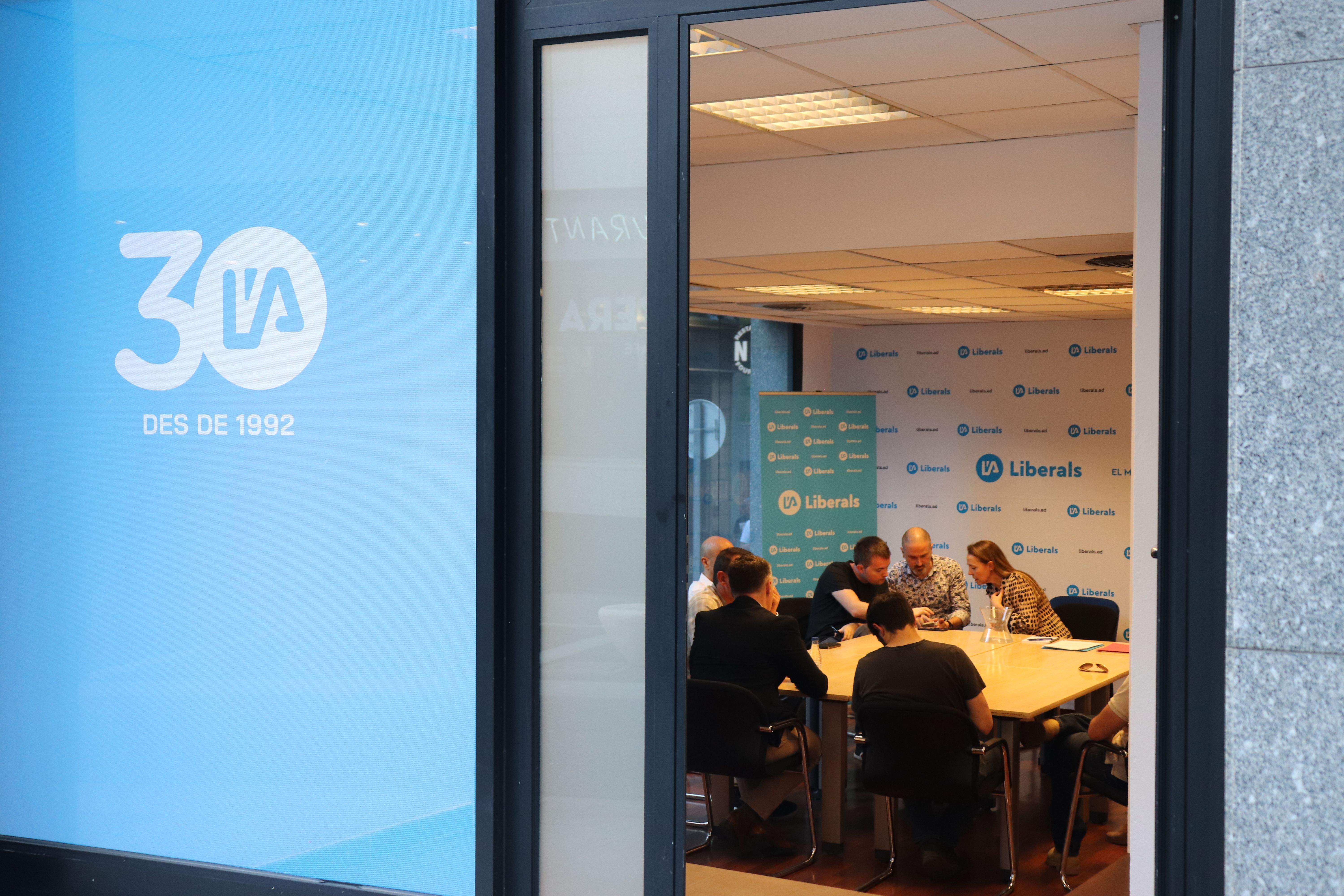 Instants inicials de la reunió de l'executiva liberal aquesta tarda.