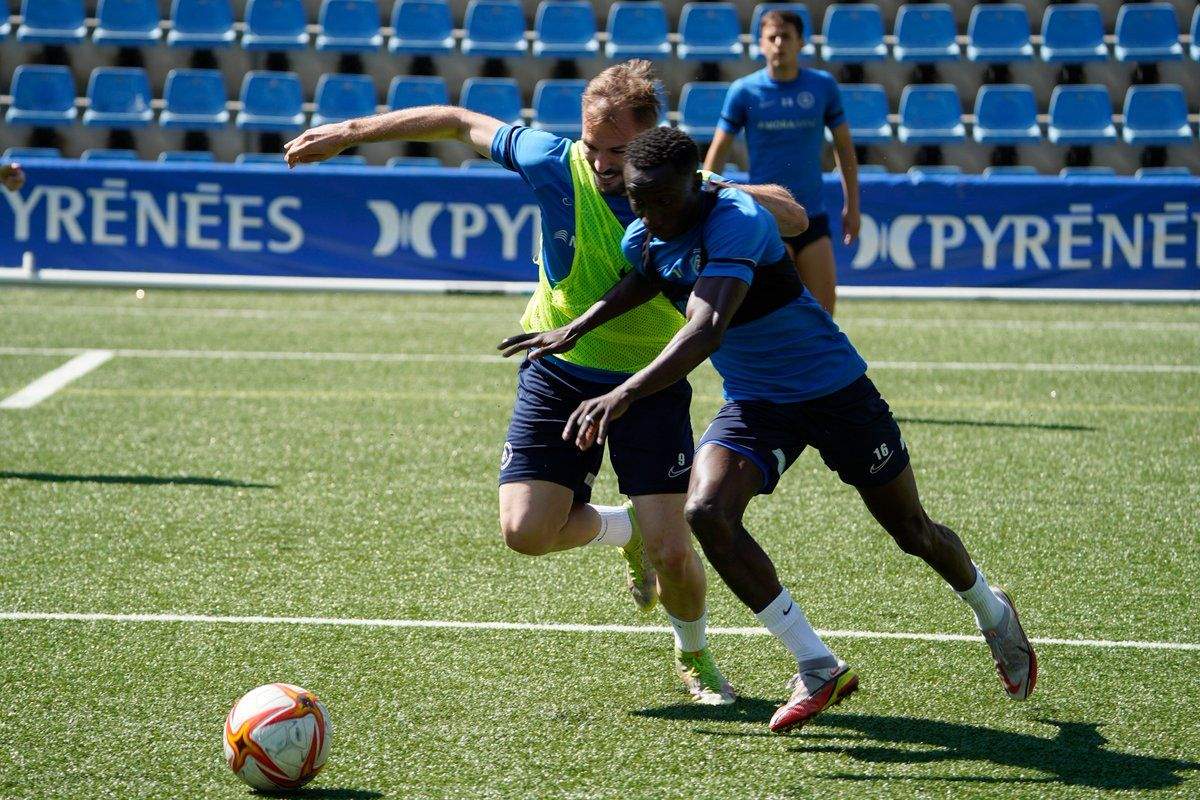 Zourdine i Ruben Enri lluiten per la pilota en un entrenament, aquest dimarts.