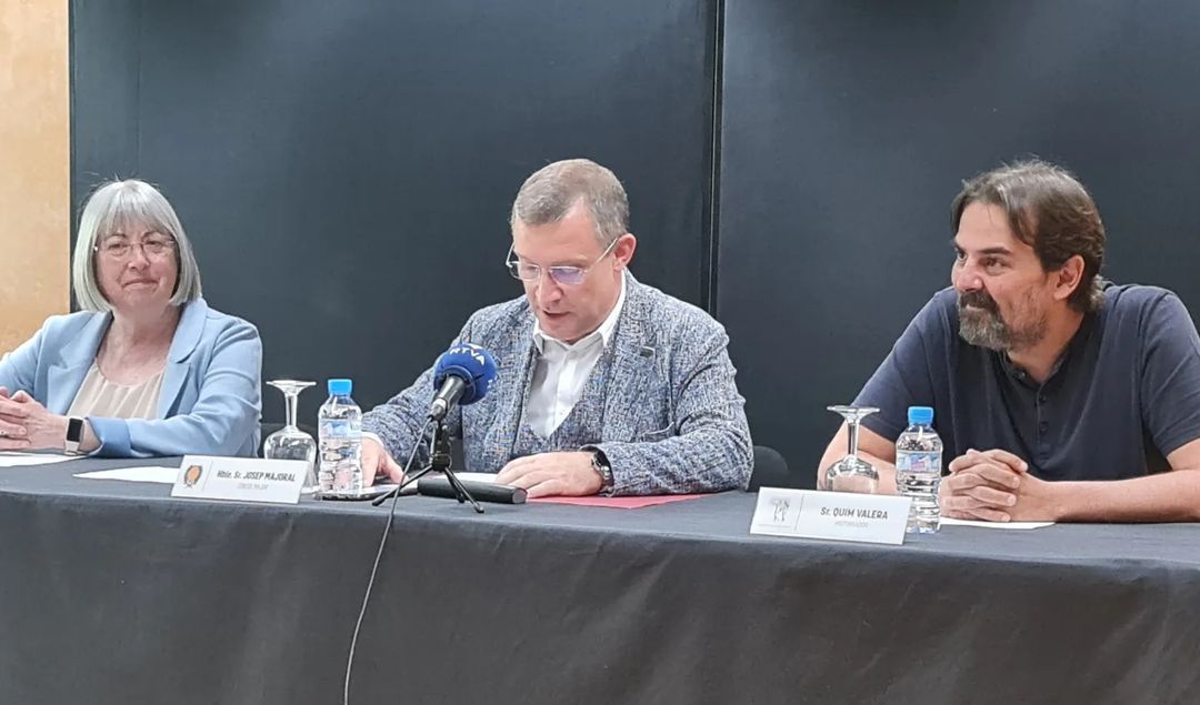 Àngels Mach (SAC), Josep Majoral i l'historiador Quim Valera durant la roda de premsa.