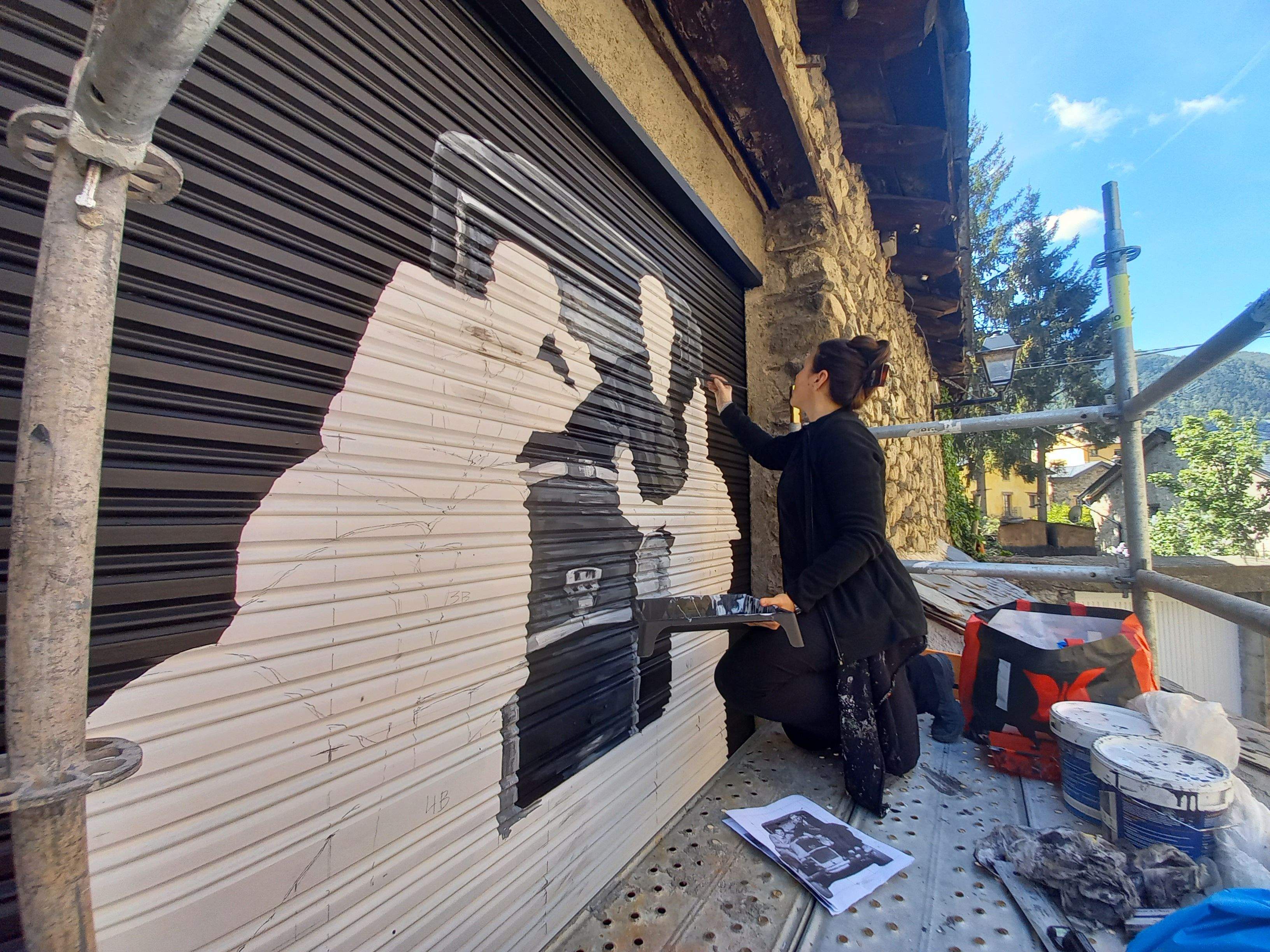 Samantha Bosque treballant en un altre dels murals. La portaveu del Sindicat, Rebeca Bonache.