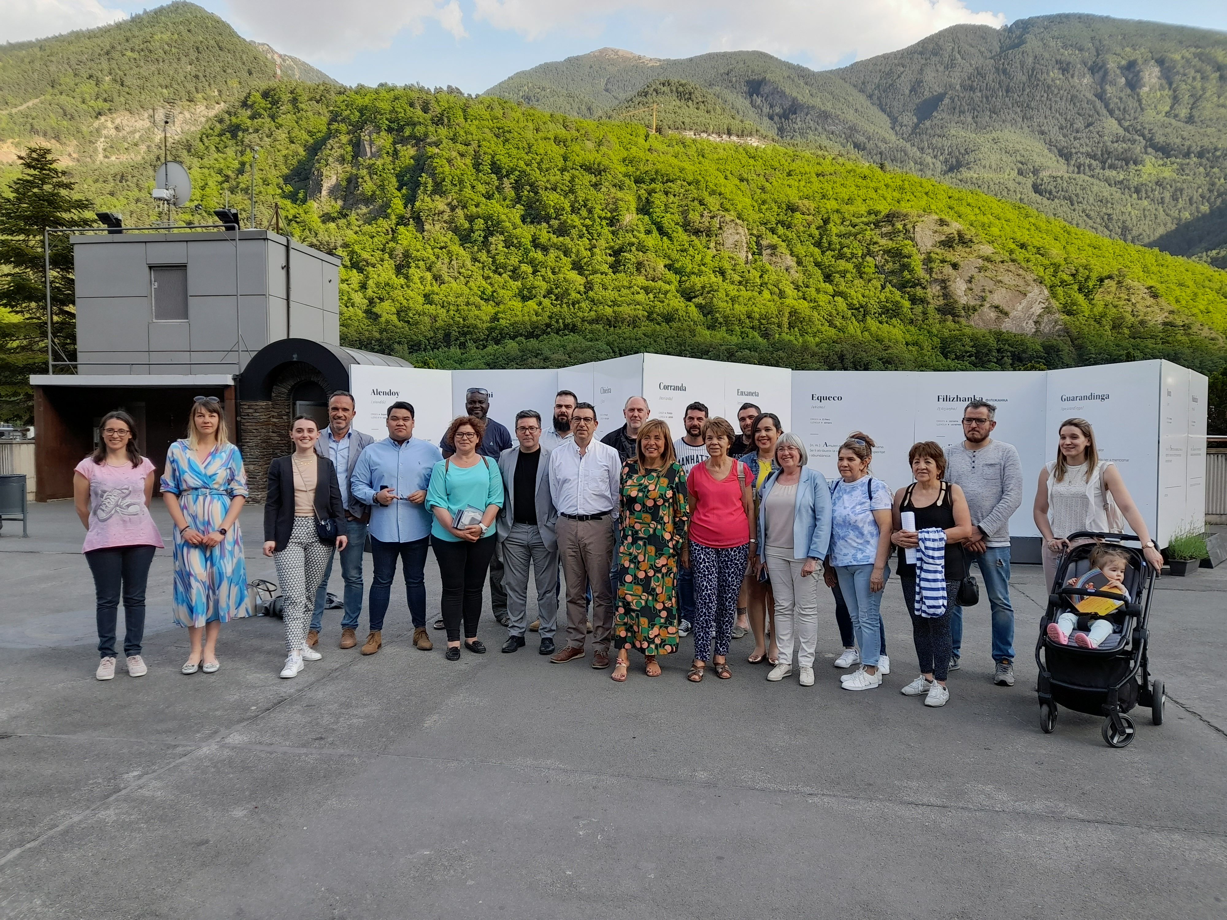 Les entitats participants davant del mural de paraules.