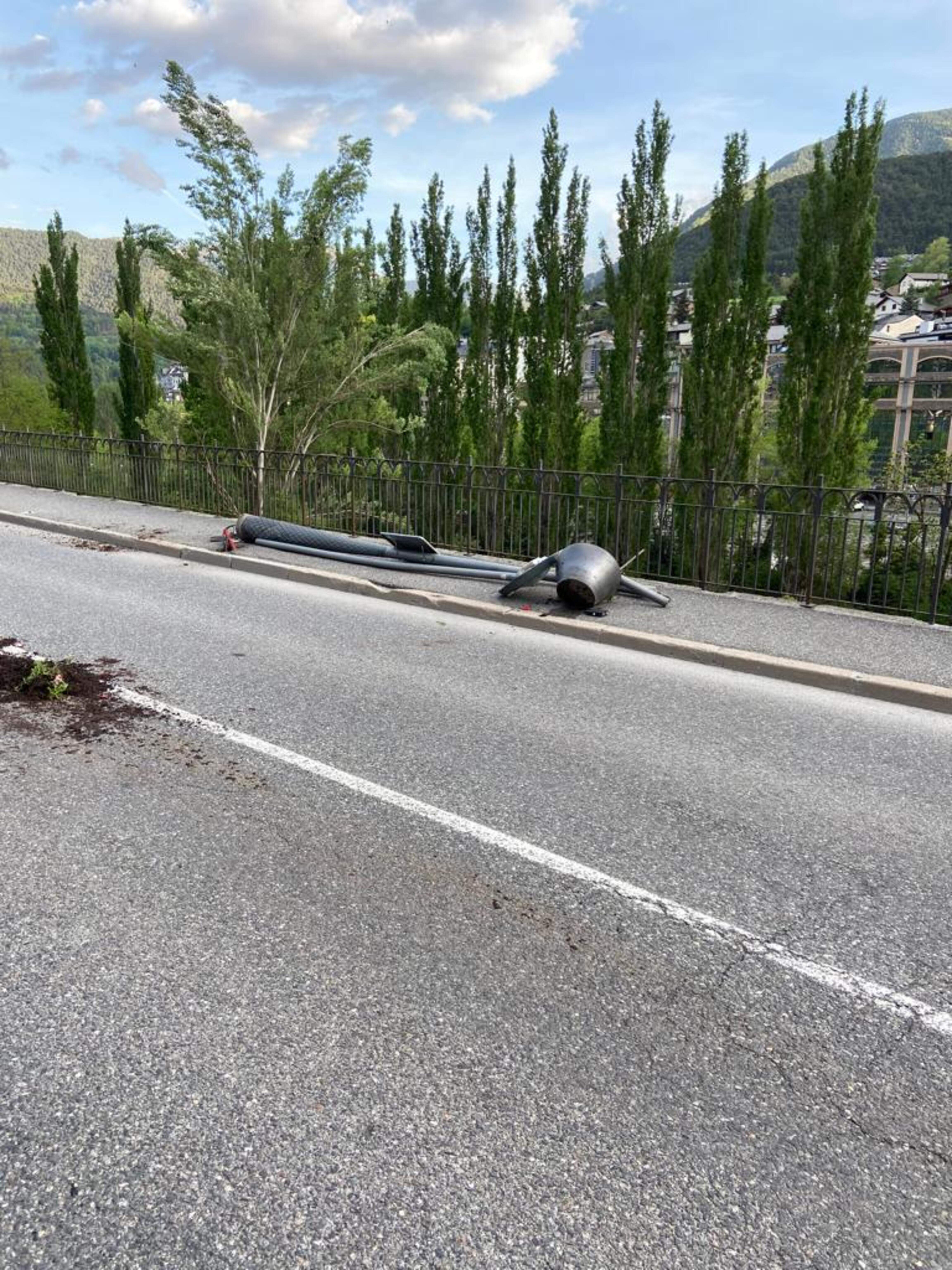 El fanal caigut ja a la vorera.