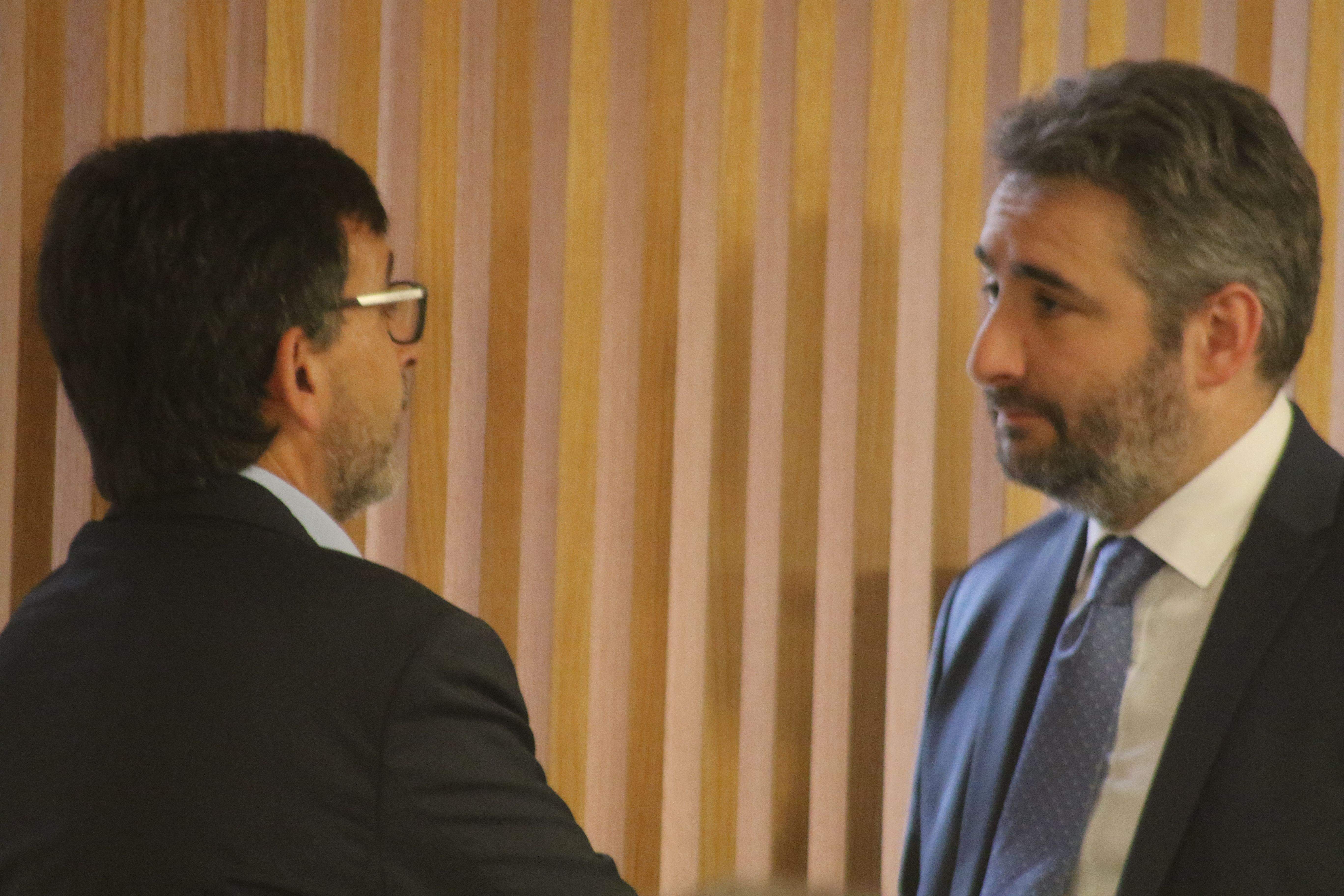 Jordi Cinca i el seu successor i actual ministre de Finances, Eric Jover, conversant al Consell General.