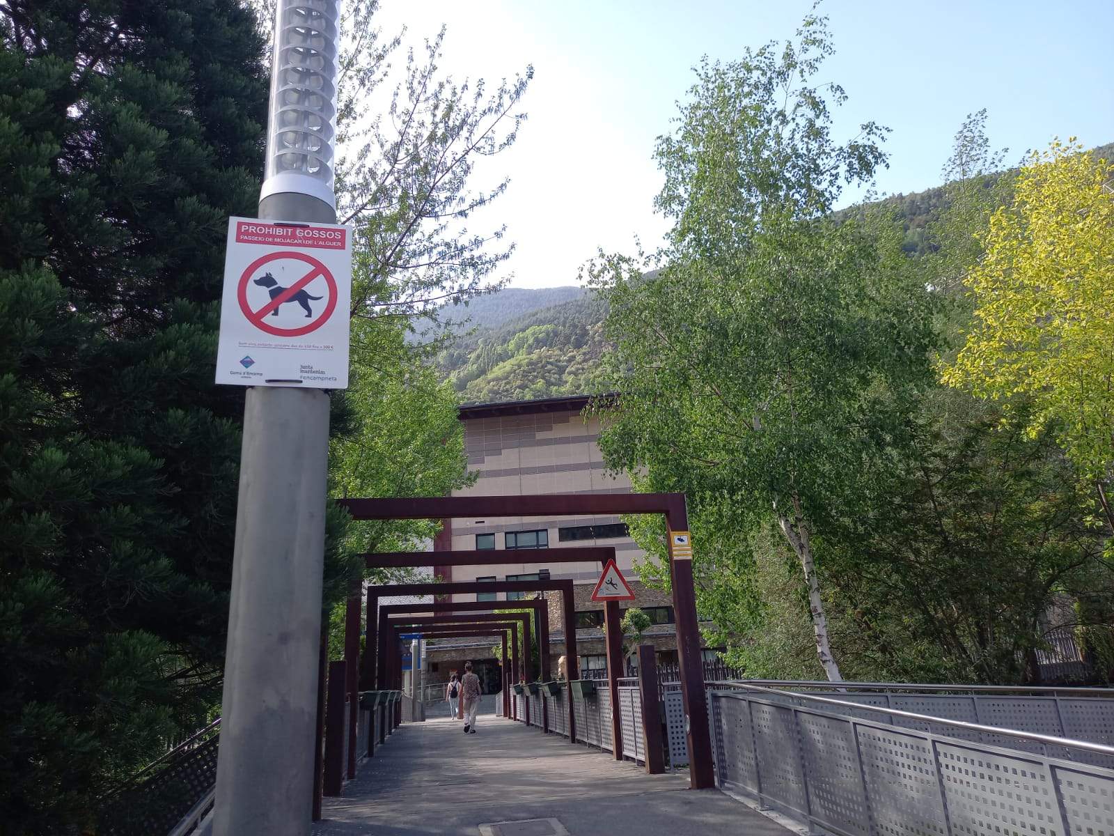 Un dels cartells que anuncien la prohibició d'anar amb mascotes pels passeigs de l'Alguer i el de Mojácar.