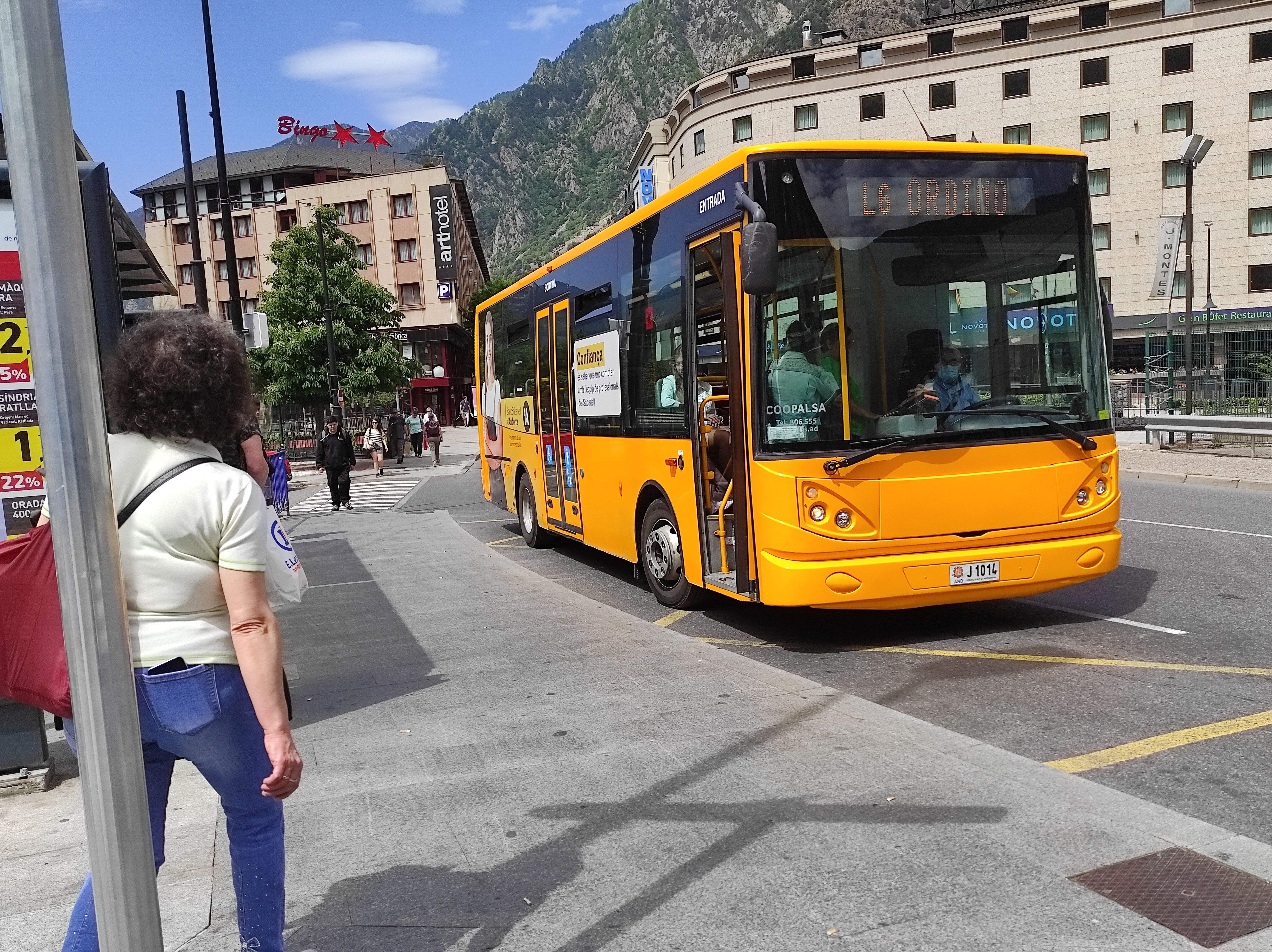 Un dels busos de la línia d'Ordino aquest migdia.
