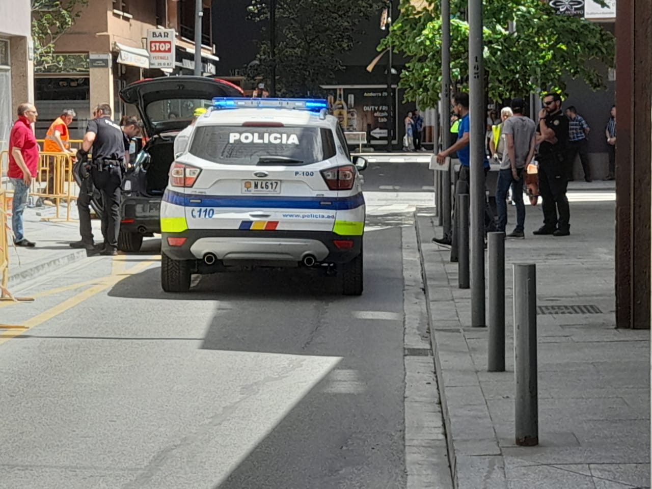 Els policies, actuant sobre el cotxe 'conflictiu', davant l'expectació ciutadana.