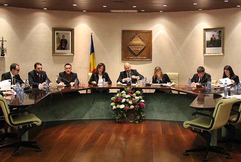 La majoria demòcrata d\'Encamp s\'abaixa els pantalons i diu ara que donarà la tretzena paga a activitats socials