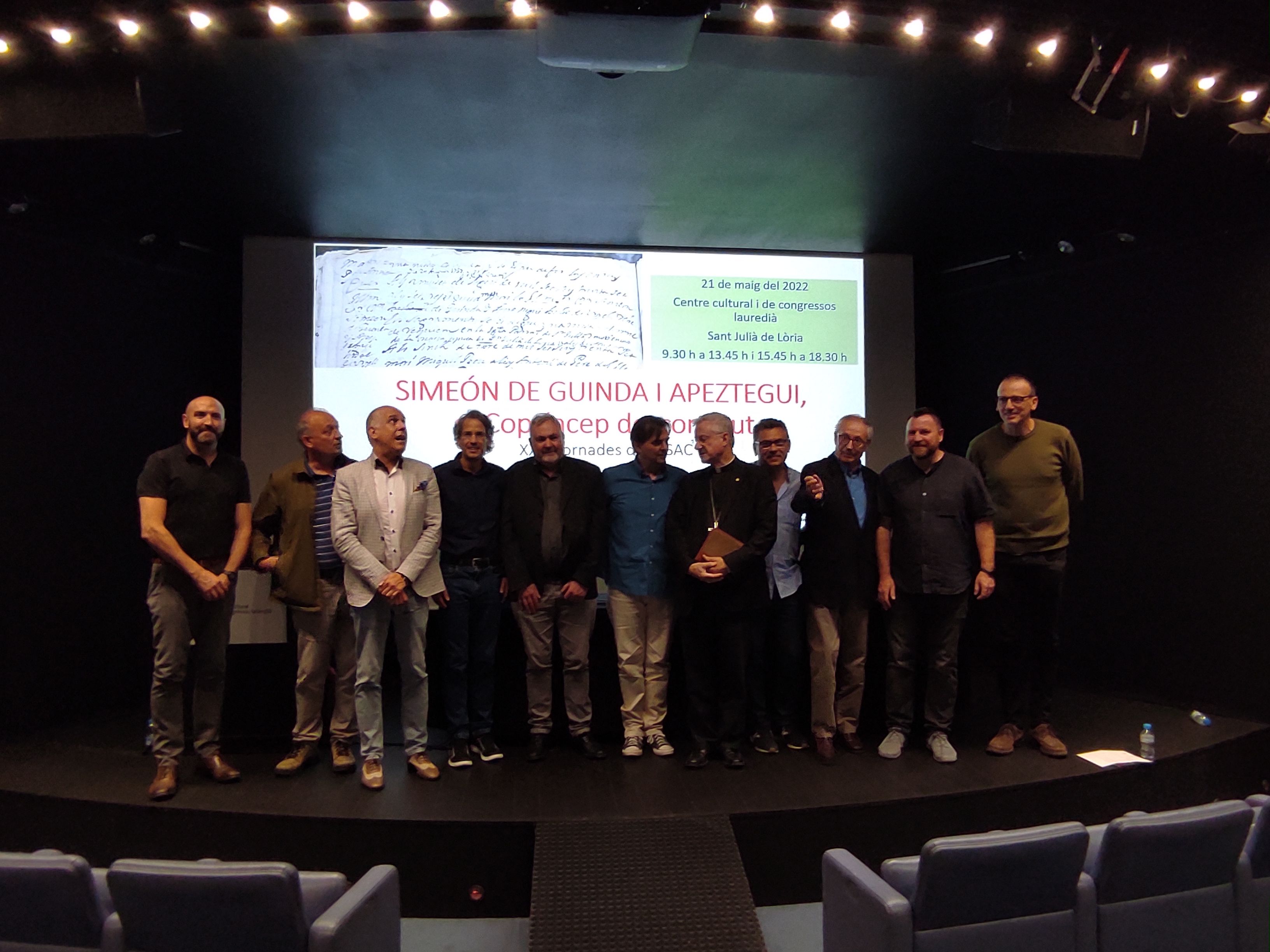 Els promotors del reconeixement a De Guinda amb l'arquebisbe d'Urgell al final de l'acte.