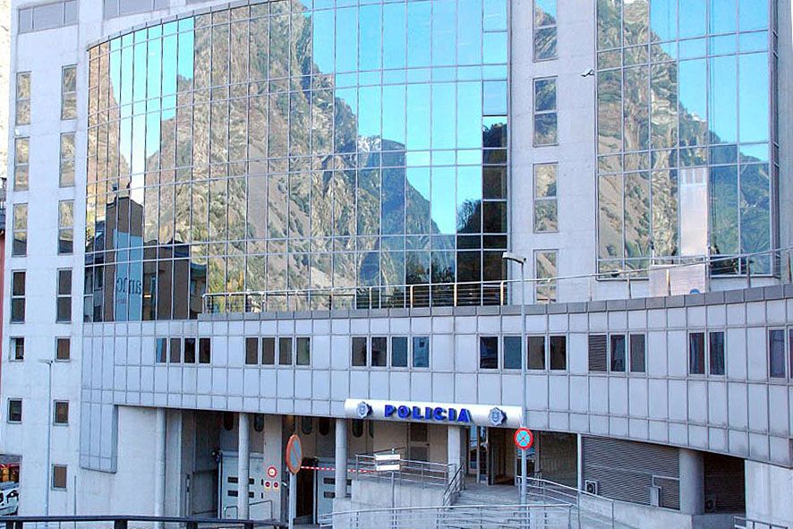 Indignació màxima per la resolució del cas del policia que va disparar contra el despatx