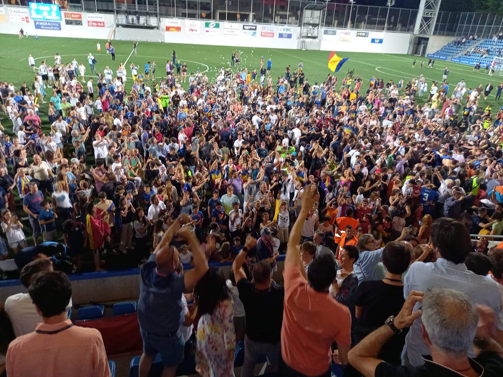 Aficionats, jugadors i tècnics celebren l'ascens a la gespa.