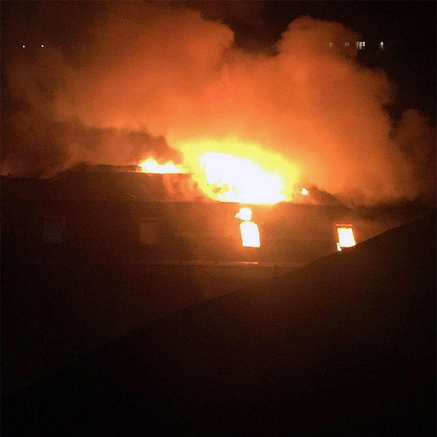 Els bombers treballen per apagar un espectacular incendi al centre de la Massana