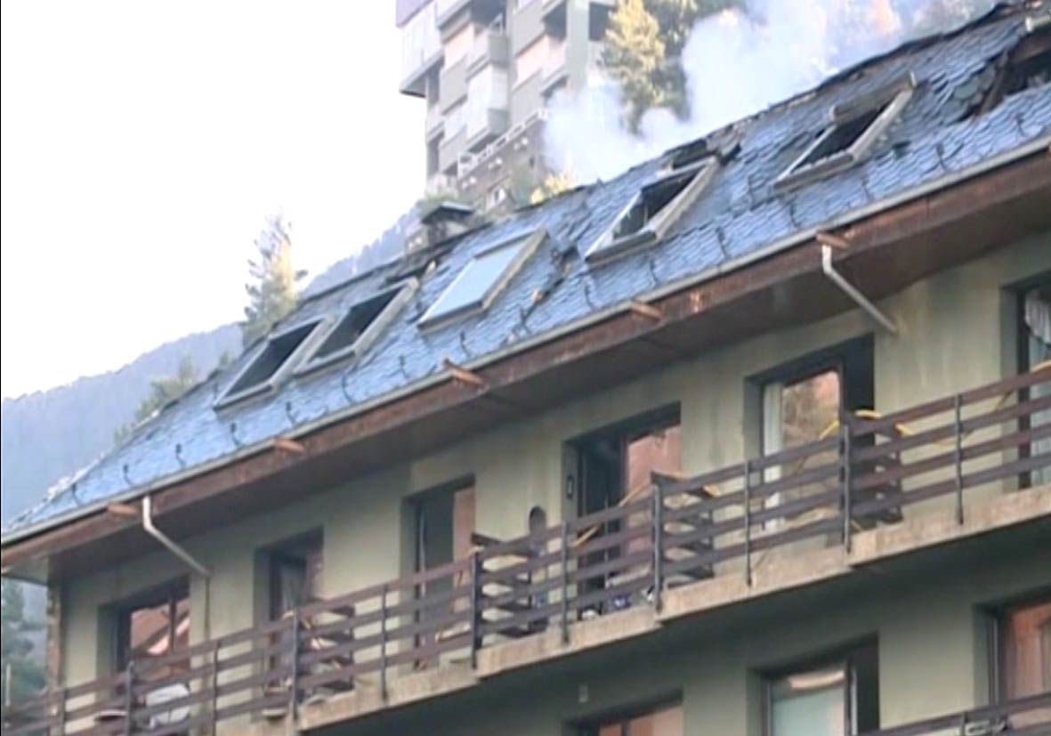 Els bombers avaluen el grau d\'afectació que ha tingut el foc de la Massana en setze pisos