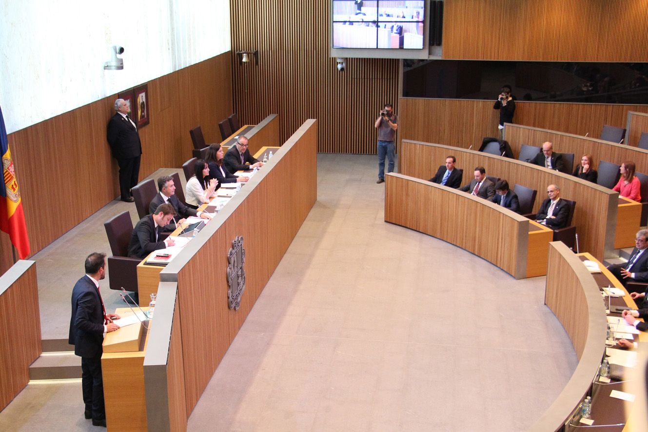 El PS retreu a Martí el \"retrocés democràtic\" que aplica DA